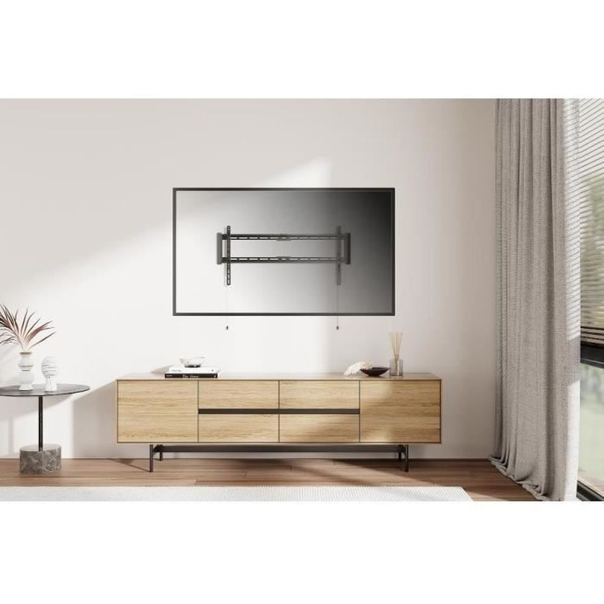 Ein Wohnzimmer mit einem Fernseher an der Wand über einem Holzschrank. Ein Beistelltisch und ein Fenster sind ebenfalls sichtbar.