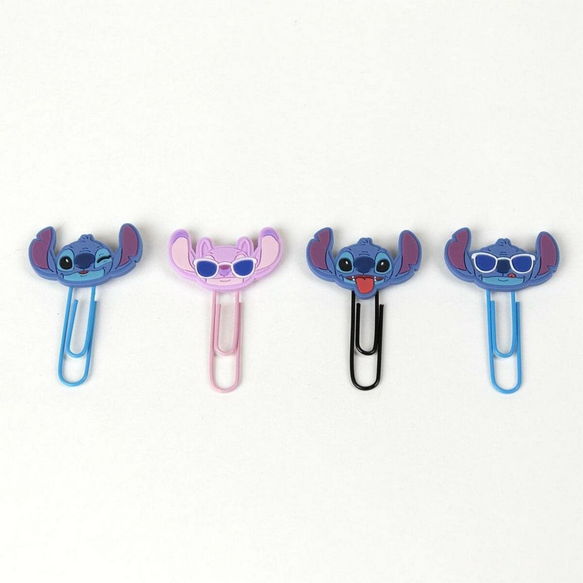 Vier Büroklammern im Stitch-Design in Blau, Lila und Schwarz auf einer weißen Oberfläche.