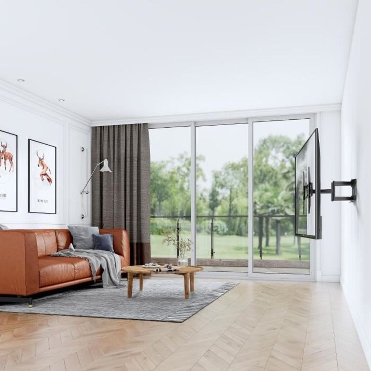Ein Wohnzimmer mit braunem Sofa, an der Wand montiertem Fernseher und einem Fenster mit Blick auf eine grüne Außenfläche.