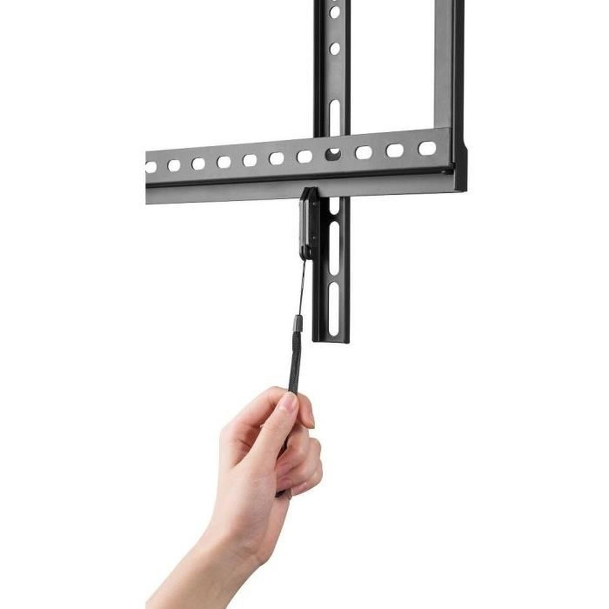 Eine Hand zieht an einem schwarzen Kabel, das an einer schwarzen TV-Halterung befestigt ist. Der Hintergrund ist weiß.
