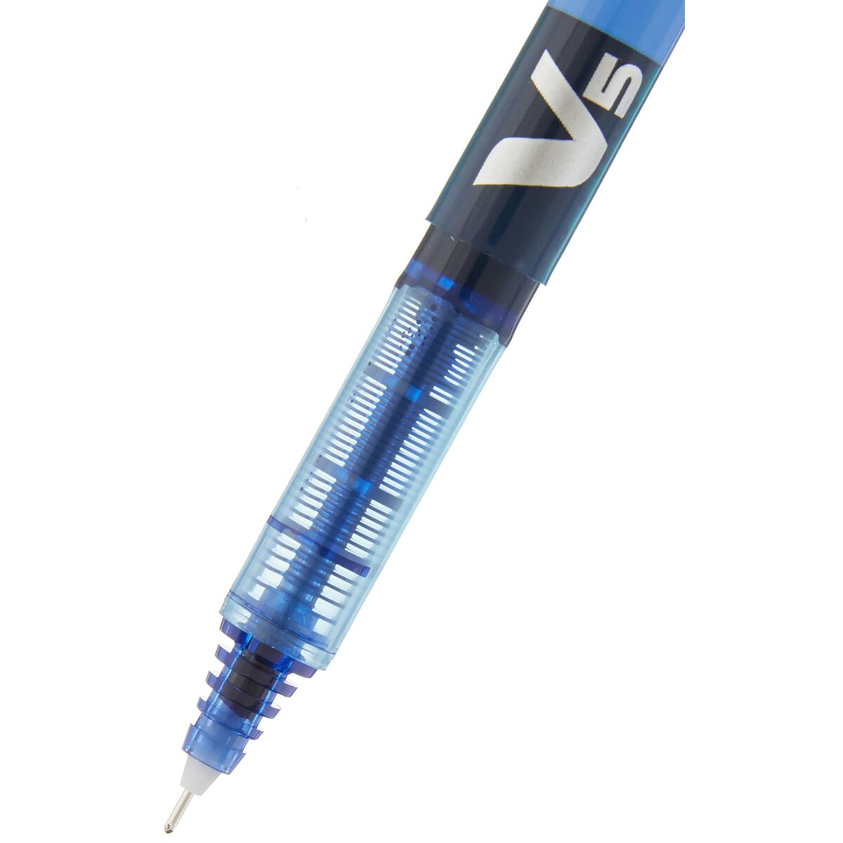 Nahaufnahme eines blauen Stifts. Die Stiftspitze ist sichtbar, und die Tinte ist durch den transparenten Stiftkörper zu sehen.