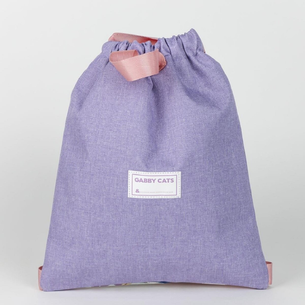 Ein geschlossener lila Kordelzugbeutel mit rosa Schleife und dem Label 'Gabby Cats &...'