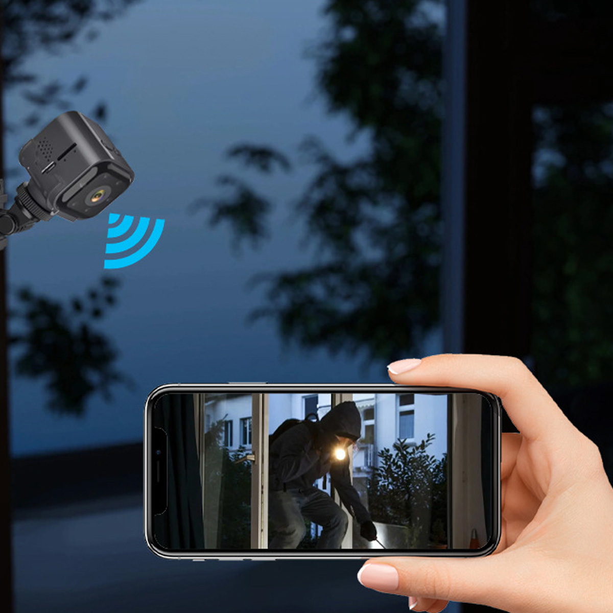 Eine Person hält ein Smartphone, das eine Live-Übertragung einer Überwachungskamera zeigt. Ein Einbrecher ist zu sehen.