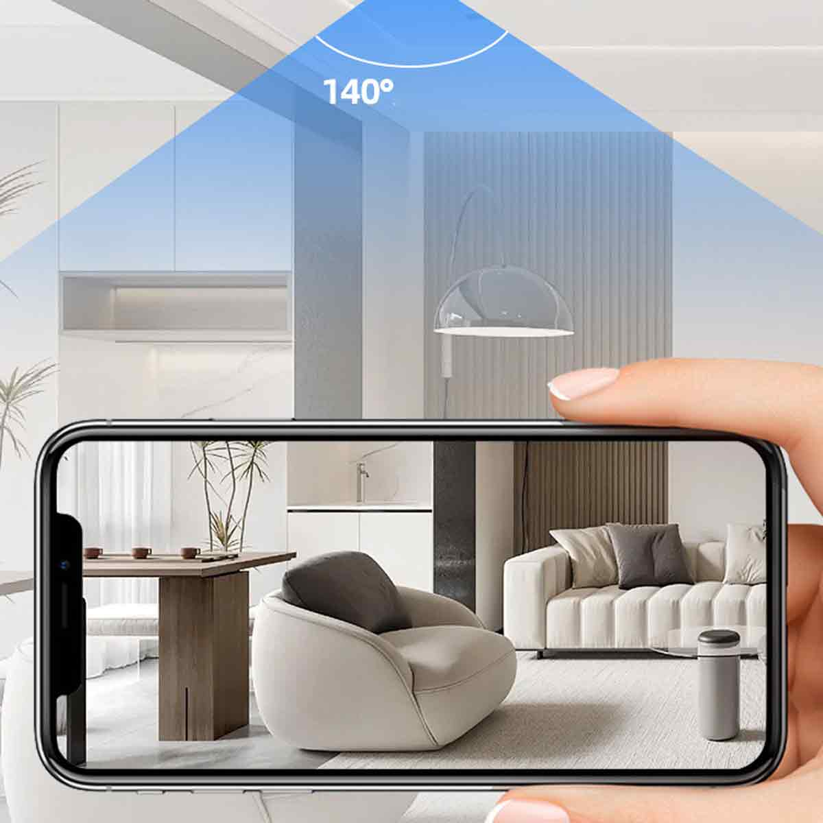 Eine Hand, die ein Telefon hält, das eine Wohnzimmerszene anzeigt, mit einem 140°-Blickwinkel.
