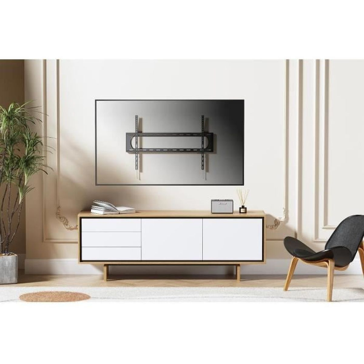 Modernes Wohnzimmer mit TV an der Wand und weißem Schrank.