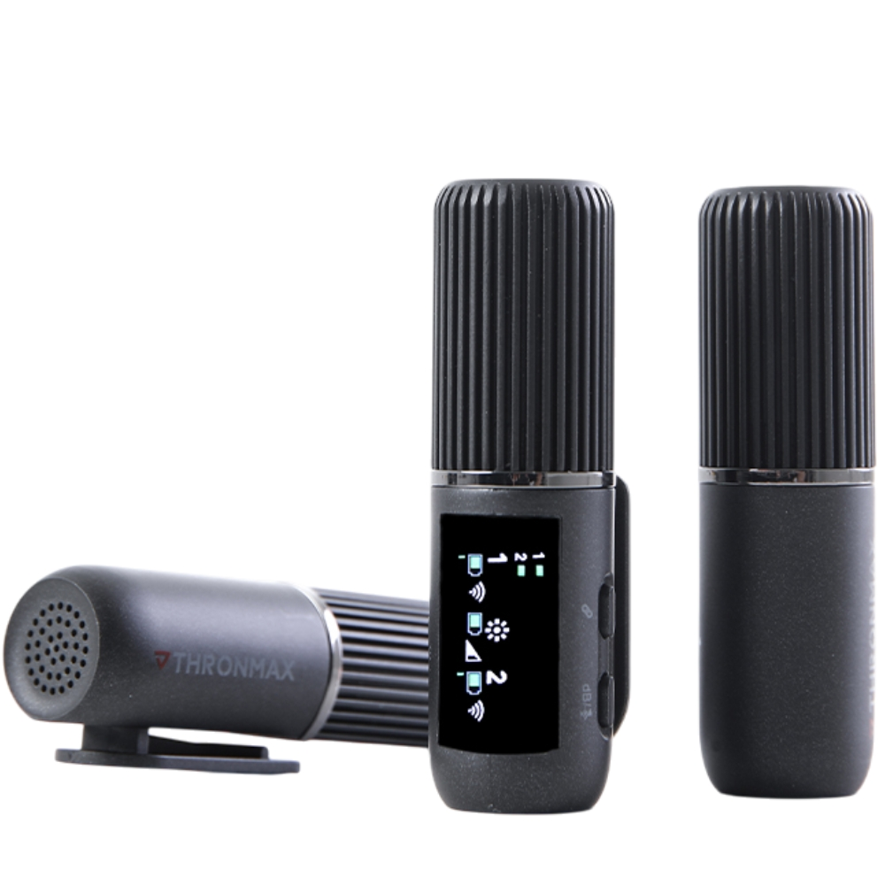 Tre microfoni wireless neri. Due sono in posizione verticale e uno è di lato. Tutti hanno schermi.