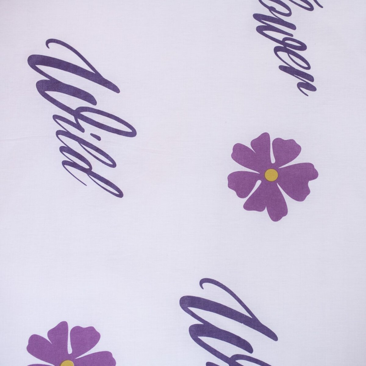 Weißer Stoff mit lila Blumen und Wörtern. Die Wörter 'Wild' und 'Queen' sind sichtbar.