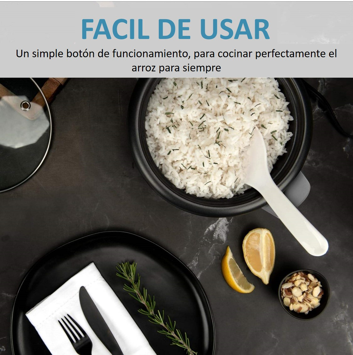 Una arrocera con arroz cocido, cuchara, rodajas de limón y nueces sobre una mesa negra.