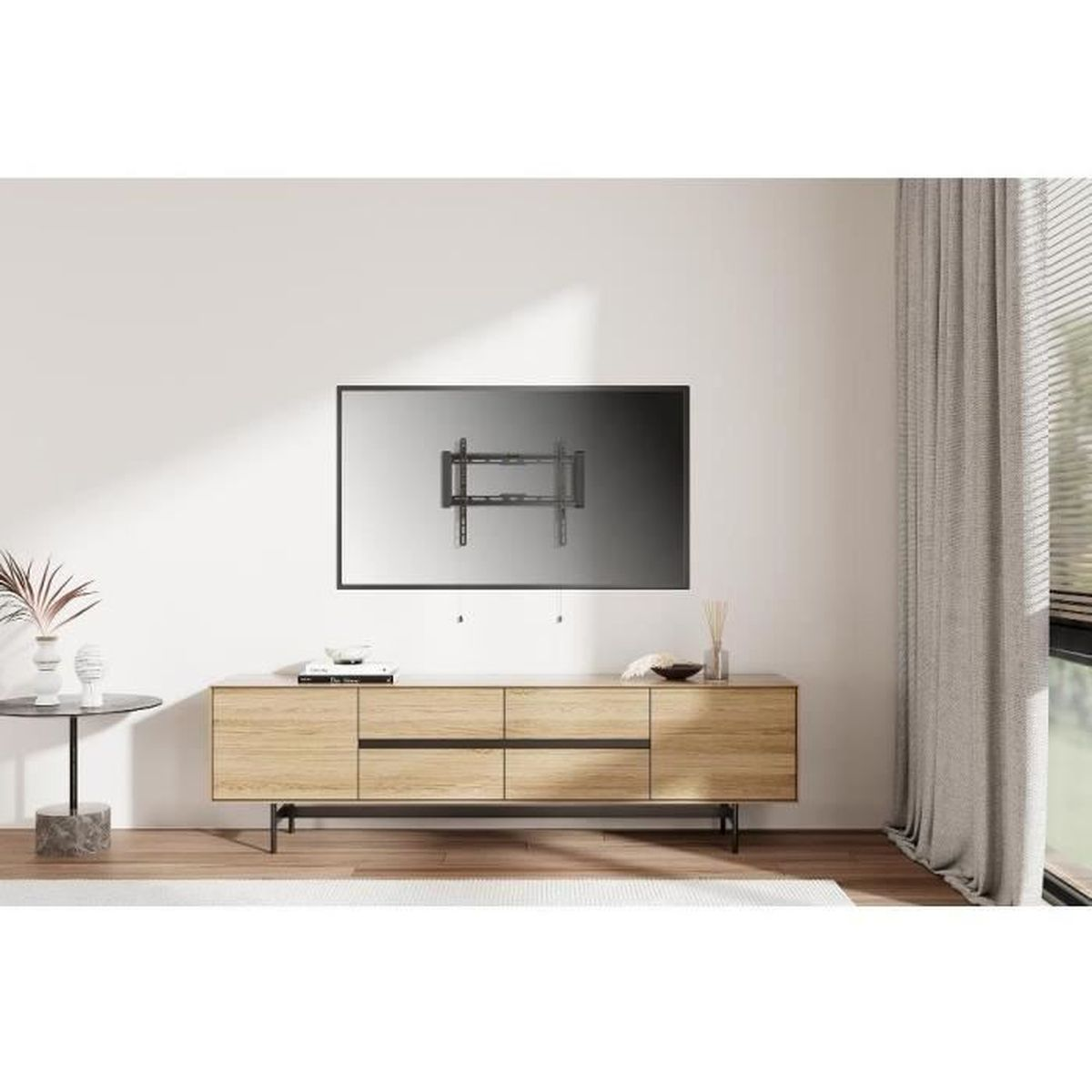 Ein Fernseher an der Wand über einem Holzschrank, mit einem Beistelltisch links.