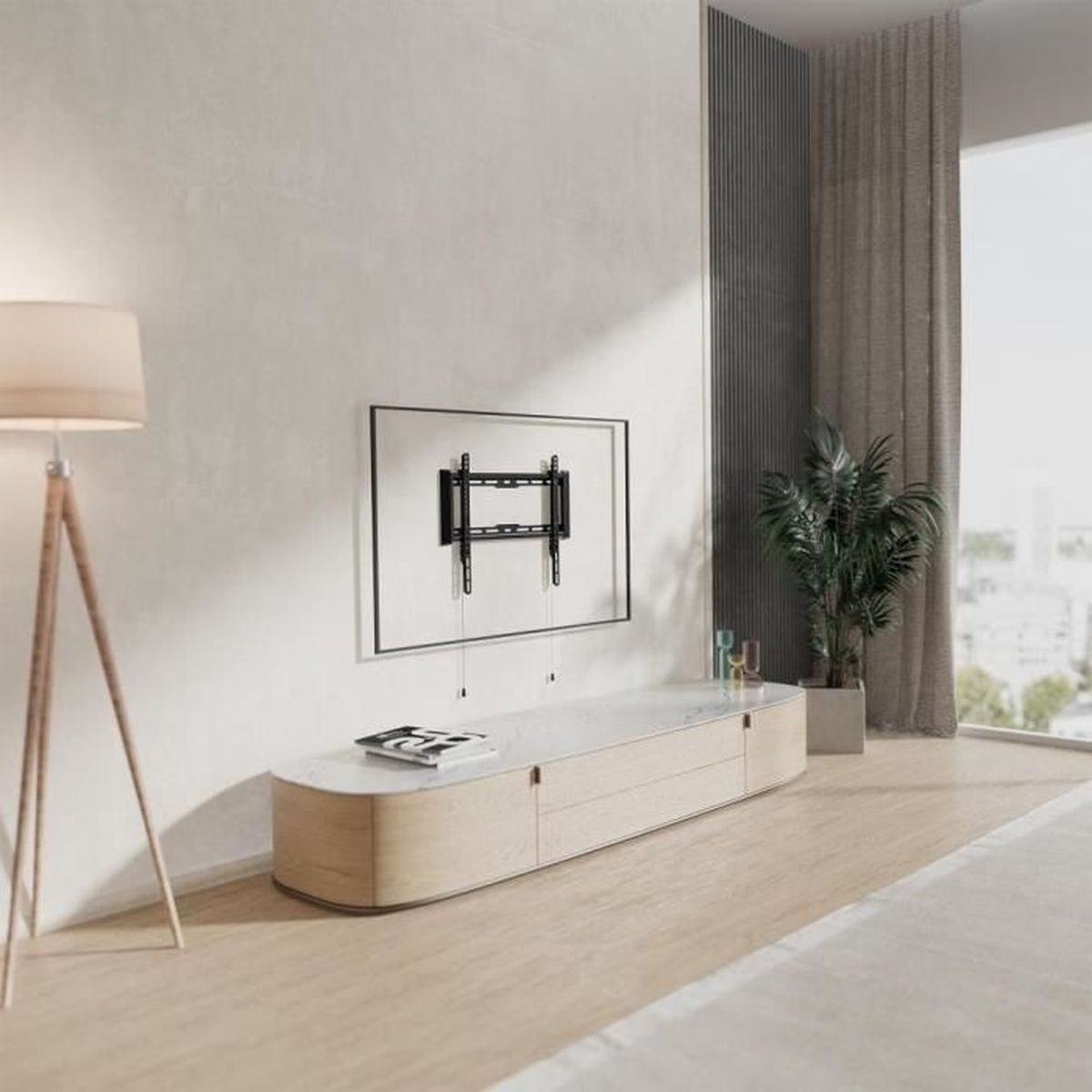 Ein Fernseher ist an einer weißen Wand montiert. Darunter ein Holzschrank. Links eine Stehlampe.