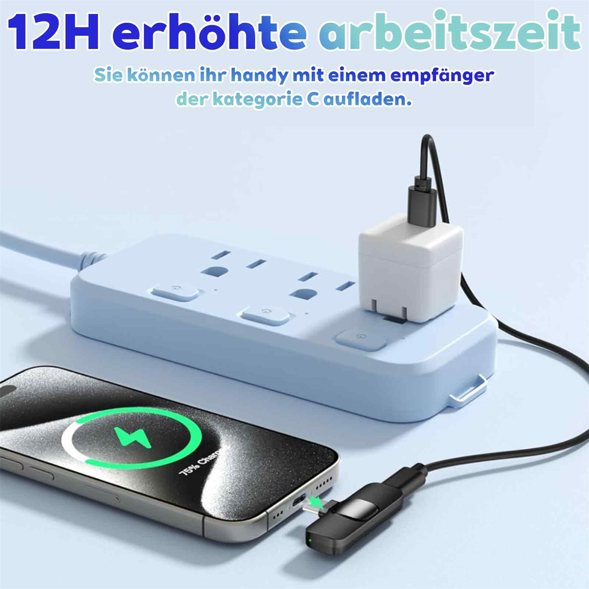 Ein Telefon, das neben einer Steckdosenleiste und einem Adapter geladen wird, mit Text zur Ladezeit.