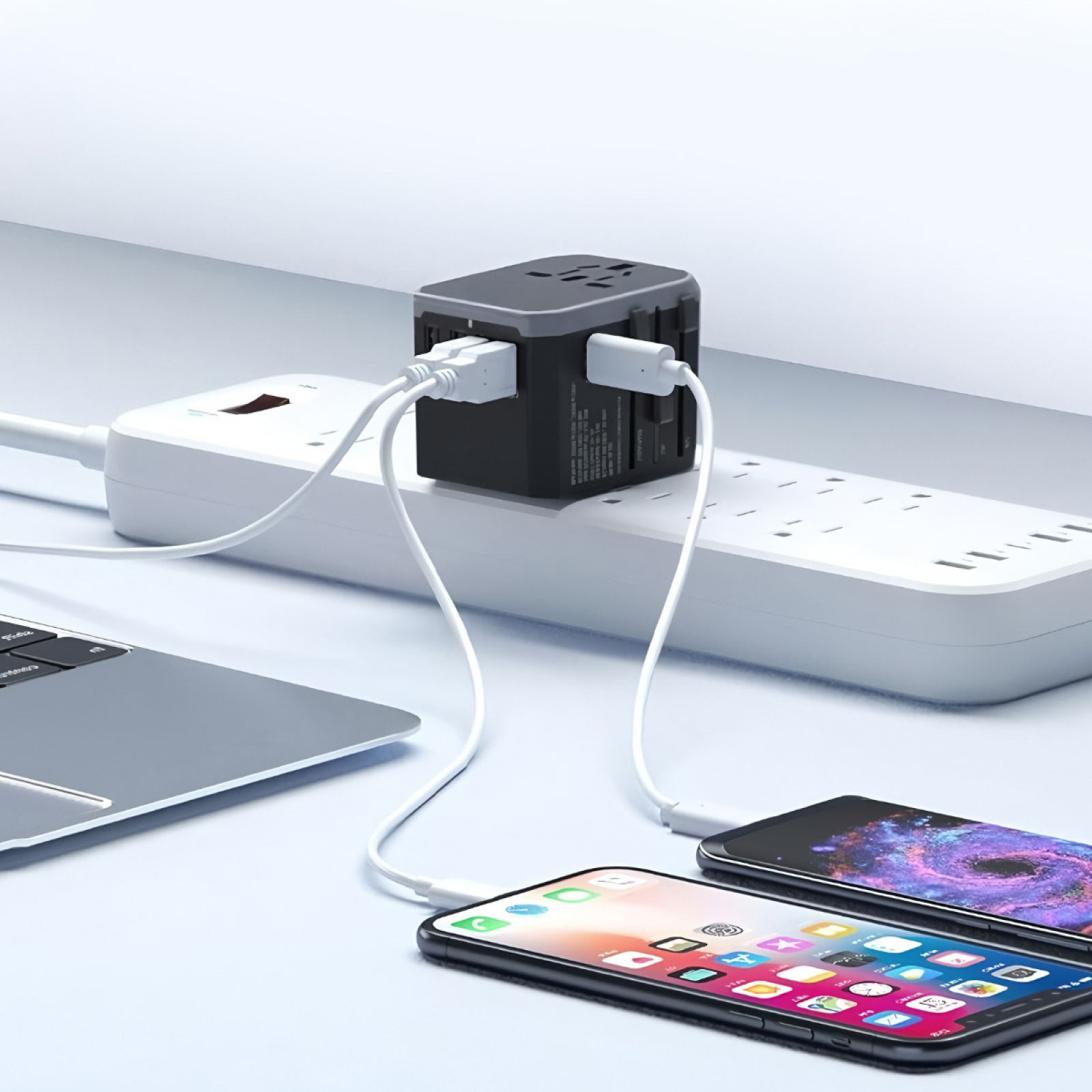 Ein schwarzer Adapter mit mehreren Ladeanschlüssen und ein weißes Verlängerungskabel mit Telefonen.