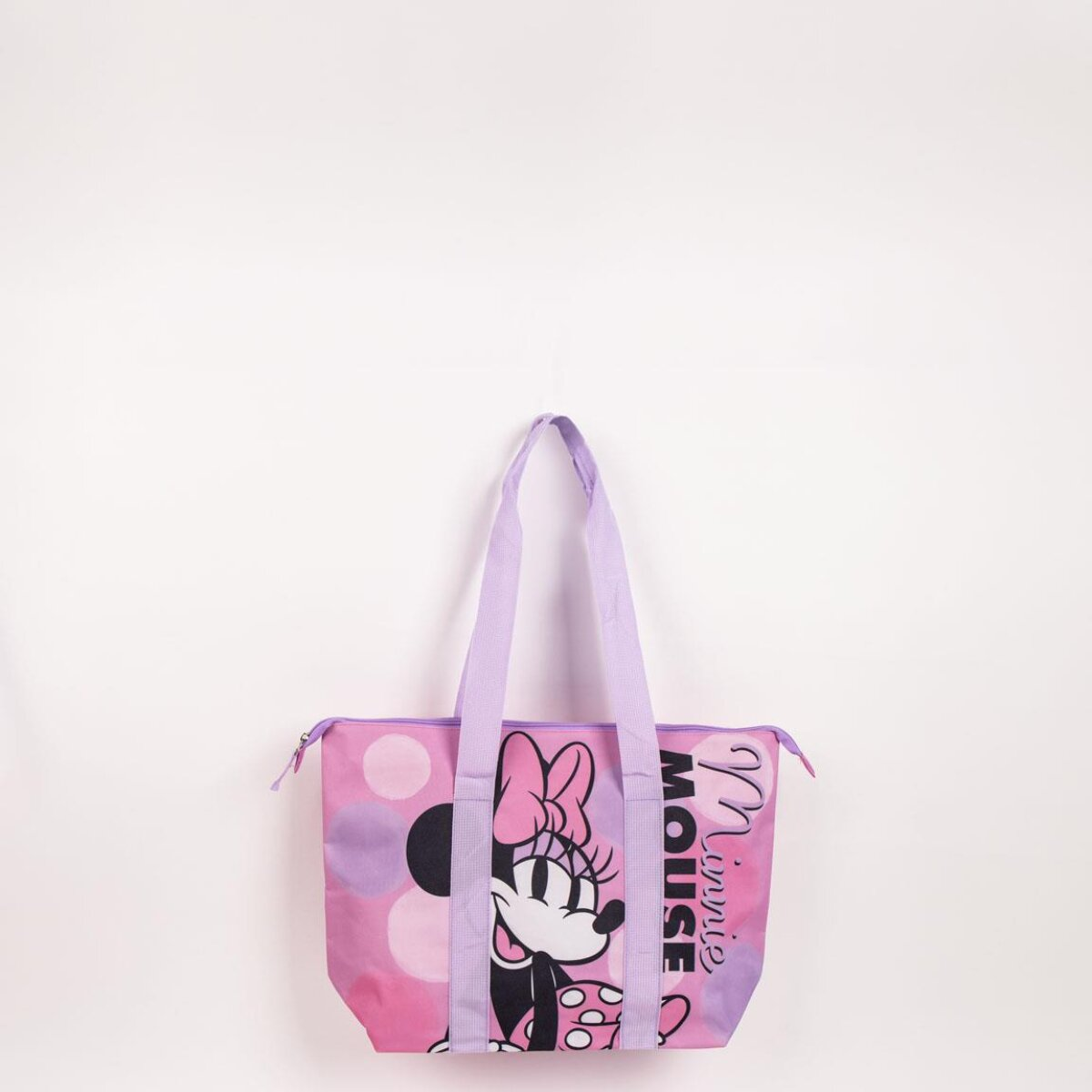 Bolso tote rosa de Minnie Mouse. Fondo blanco. El bolso tiene una imagen de Minnie Mouse.