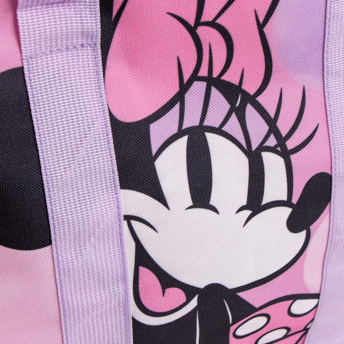 Primer plano de la cara de Minnie Mouse en una bolsa rosa. Su rostro está detallado.