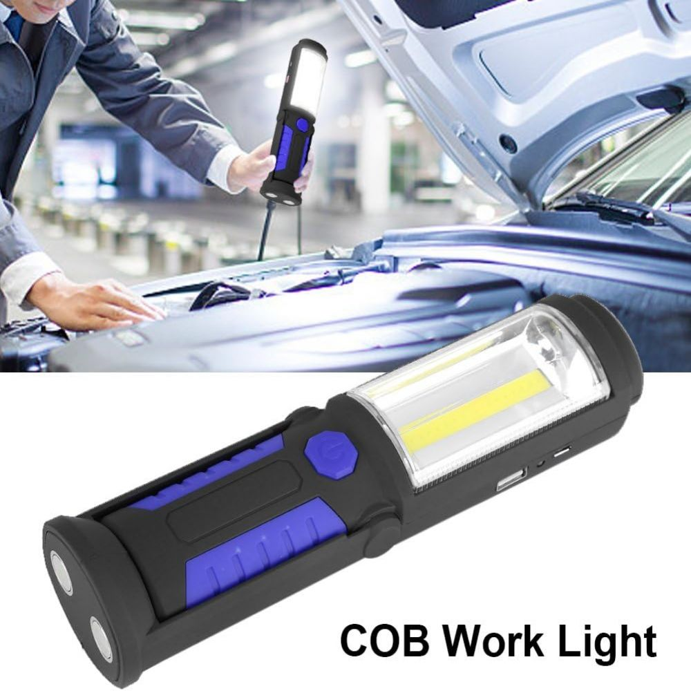 Ein Mann hält eine schwarz-blaue Arbeitsleuchte über eine offene Motorhaube. Die Leuchte ist mit COB Work Light beschriftet.