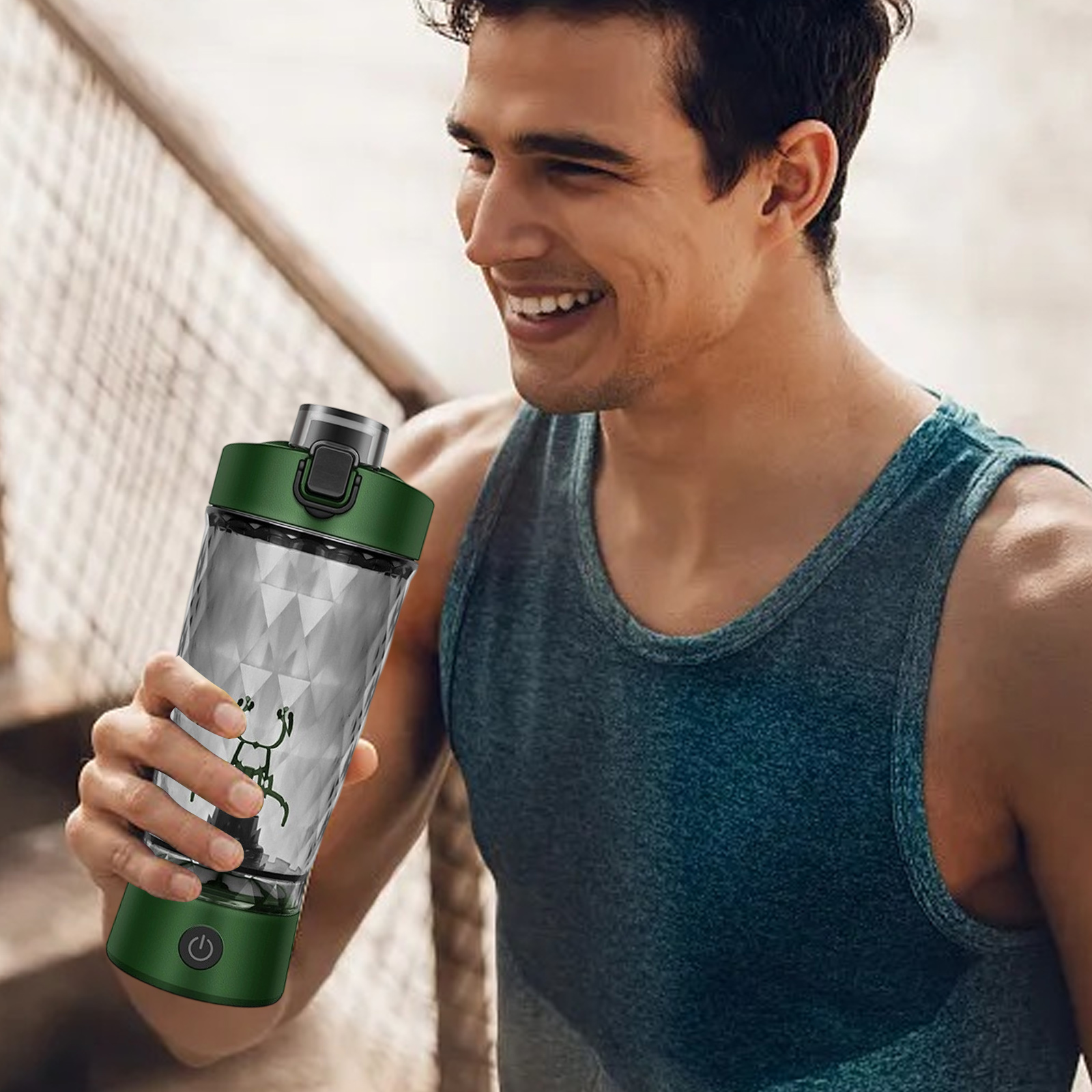 Ein Mann hält eine grüne und transparente Shaker-Flasche, lächelt im Freien.