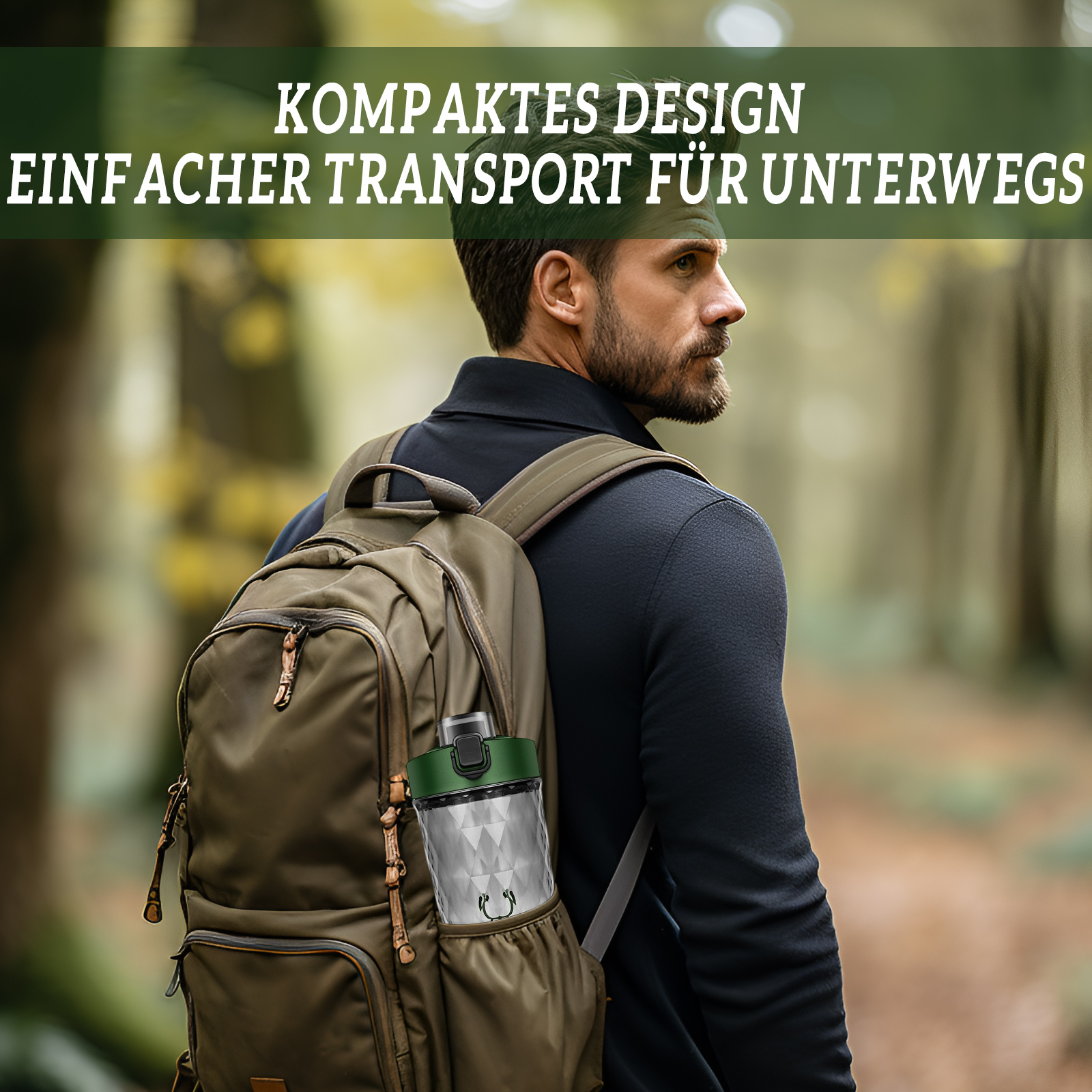 Ein Mann mit Rucksack geht in einem Wald, mit einer Wasserflasche in der Seitentasche.