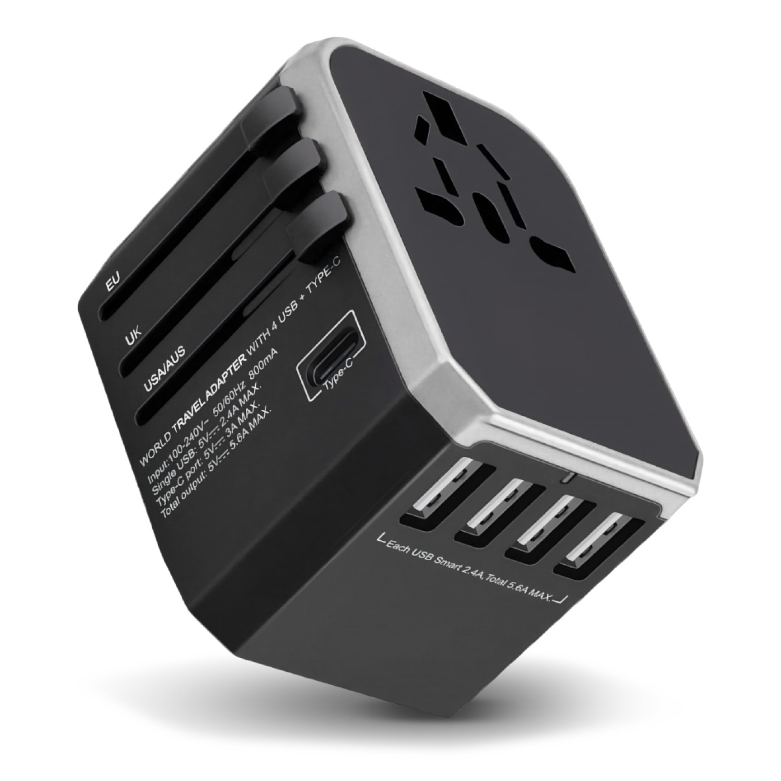 Schwarzer Reiseadapter mit mehreren Steckertypen und USB-Anschlüssen, auf weißem Untergrund, schräge Aufnahme.