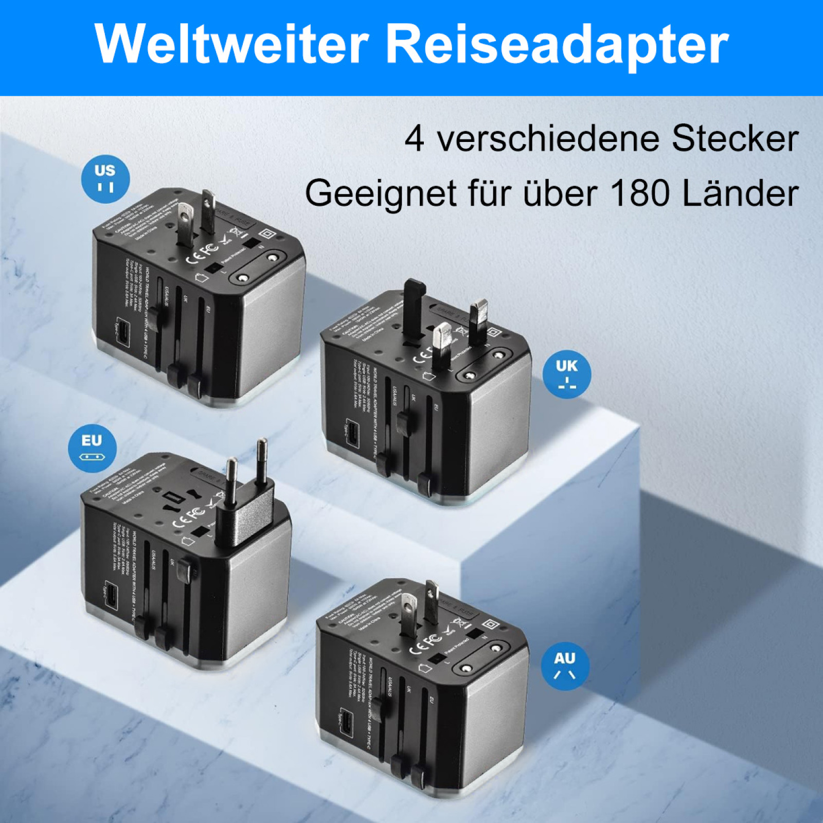 Vier schwarze Reiseadapter mit verschiedenen Steckertypen, beschriftet EU, UK, US und AU. Blauer Hintergrund.