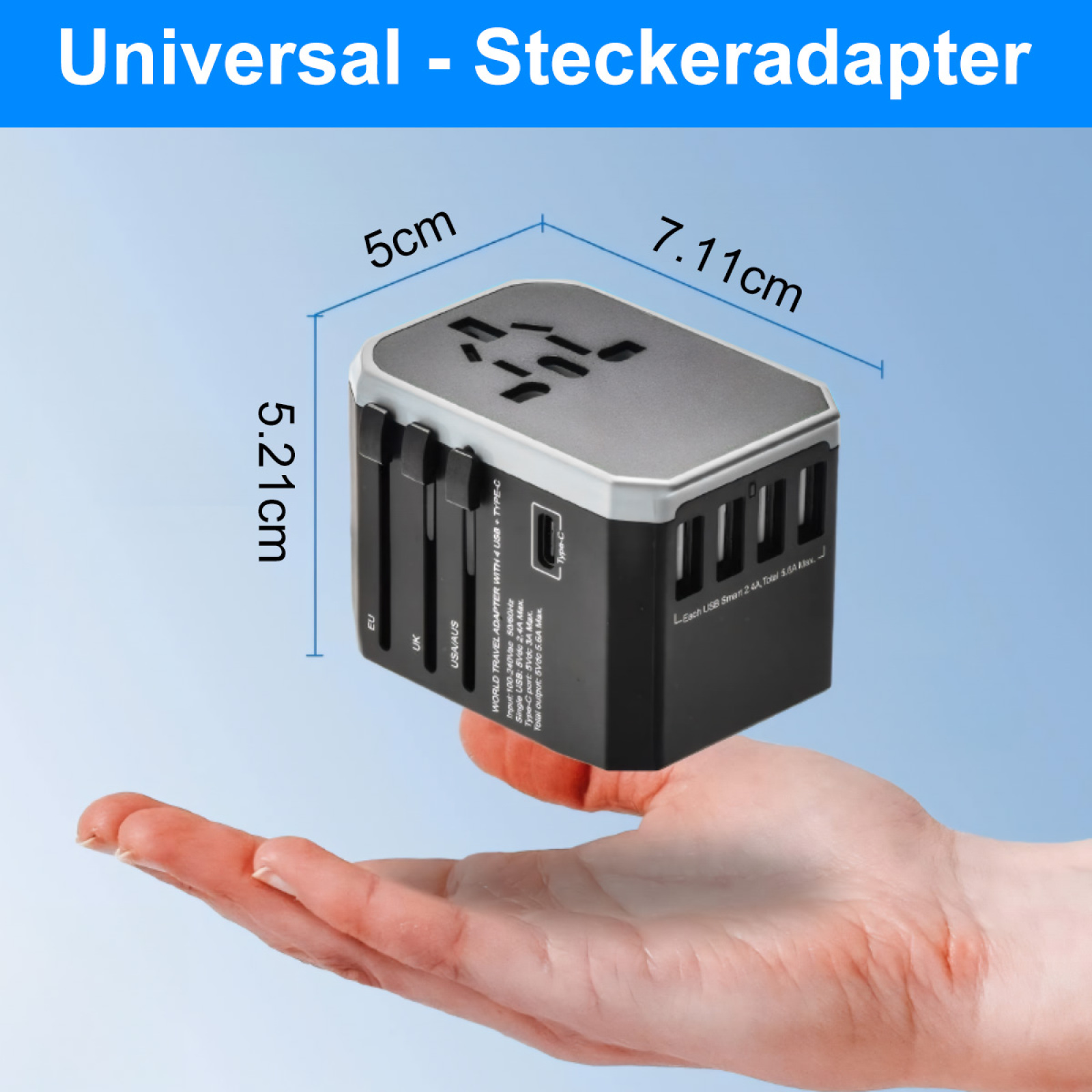 Schwarzer Reiseadapter mit mehreren Steckertypen und USB-Anschlüssen. Eine Hand hält ihn. Abmessungen werden angezeigt.