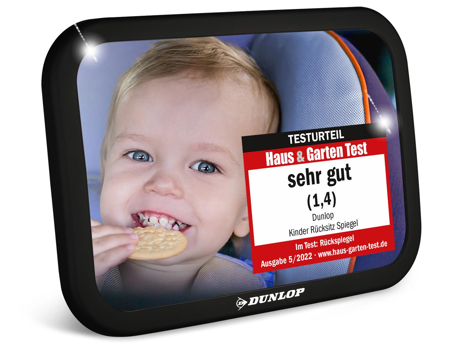 Ein Baby im Autositz, das einen Rückspiegel betrachtet. Ein Aufkleber ist vorhanden.