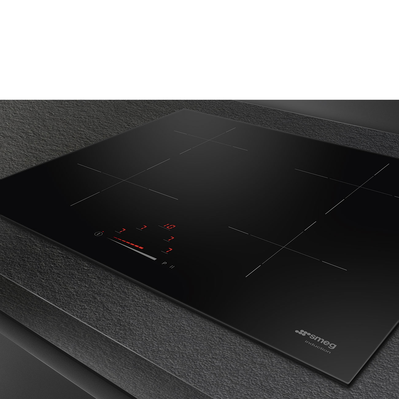 Un piano cottura a induzione Smeg con quattro zone di cottura, display digitali rossi e comandi a sfioramento è mostrato su una superficie scura.