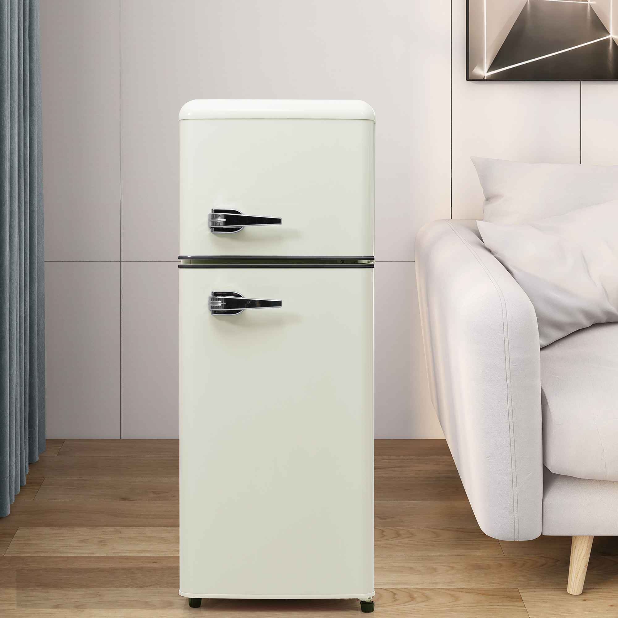 Ein weißer Kühlschrank mit geschlossener Tür. Er steht in einer modernen Umgebung, mit Sofa und Gemälde an der Wand.