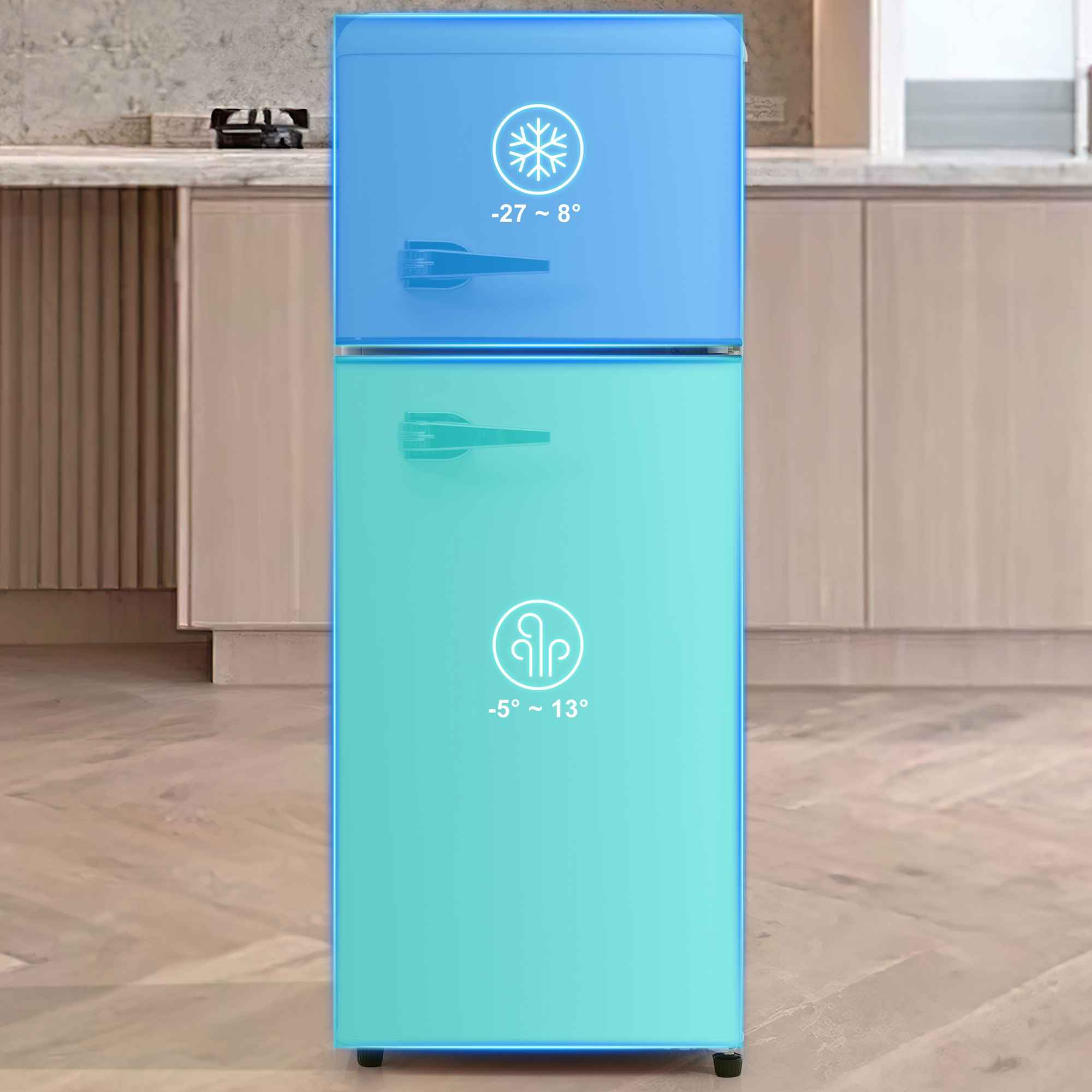 Ein blau-türkisfarbener Kühlschrank mit Gefrierfach oben, in einer Küche.