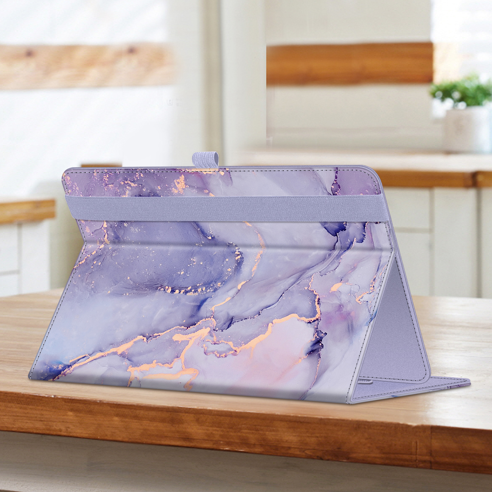 Eine Tablethülle mit Marmormuster ist geöffnet und liegt auf einem Holztisch.
