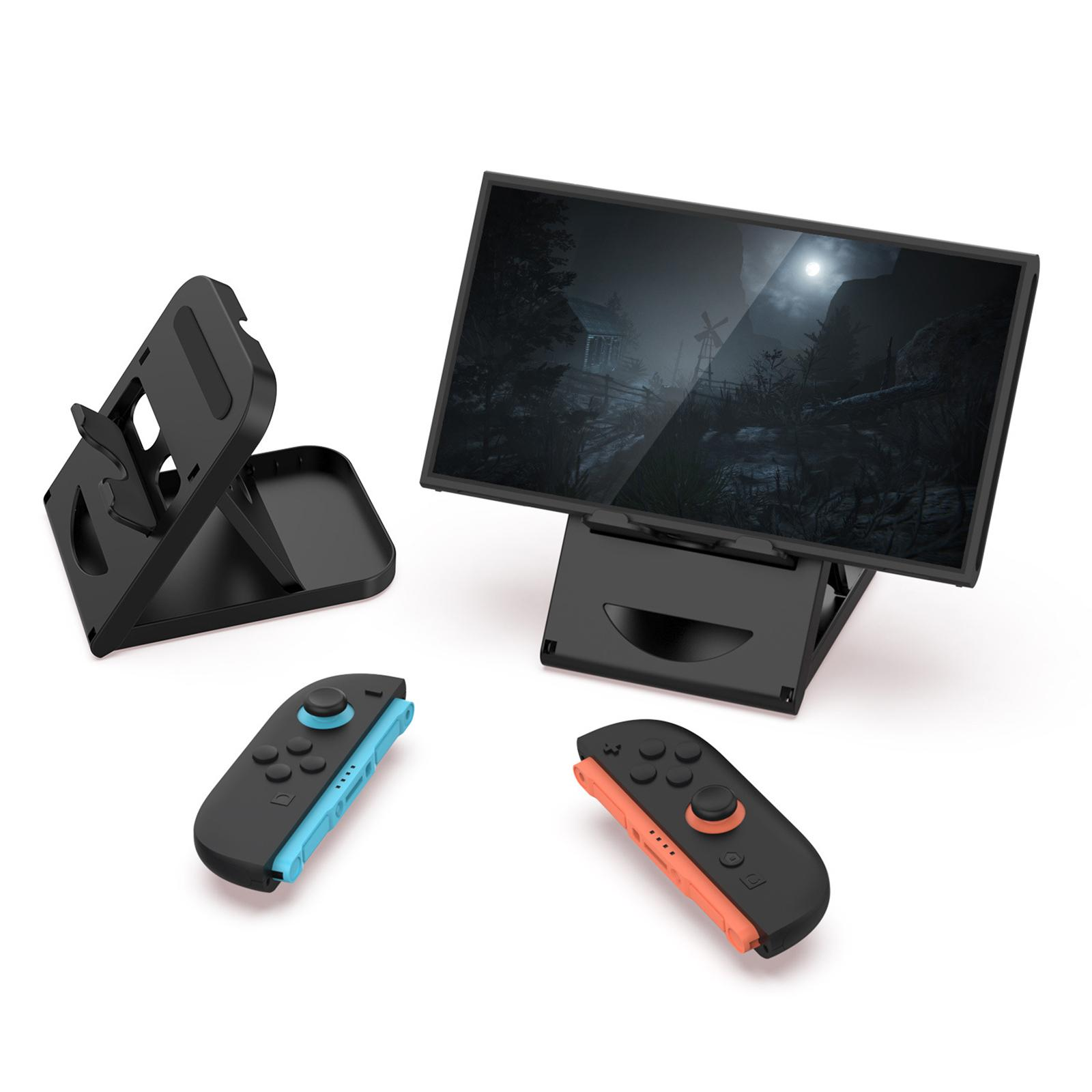 Schwarzer Ständer mit Bildschirm und zwei Spielcontrollern. Weißer Hintergrund, Controller in Blau und Orange.