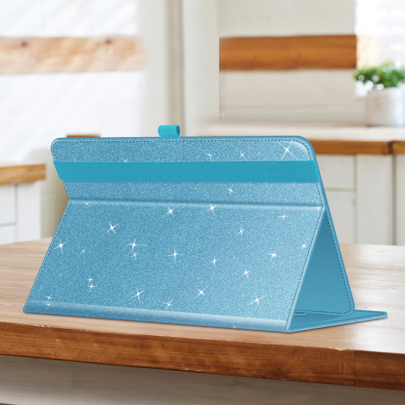 Eine hellblaue Tablet-Hülle mit Glitzer-Design ist auf einer Holzoberfläche geöffnet. Ein blaues Gummiband hält sie offen.