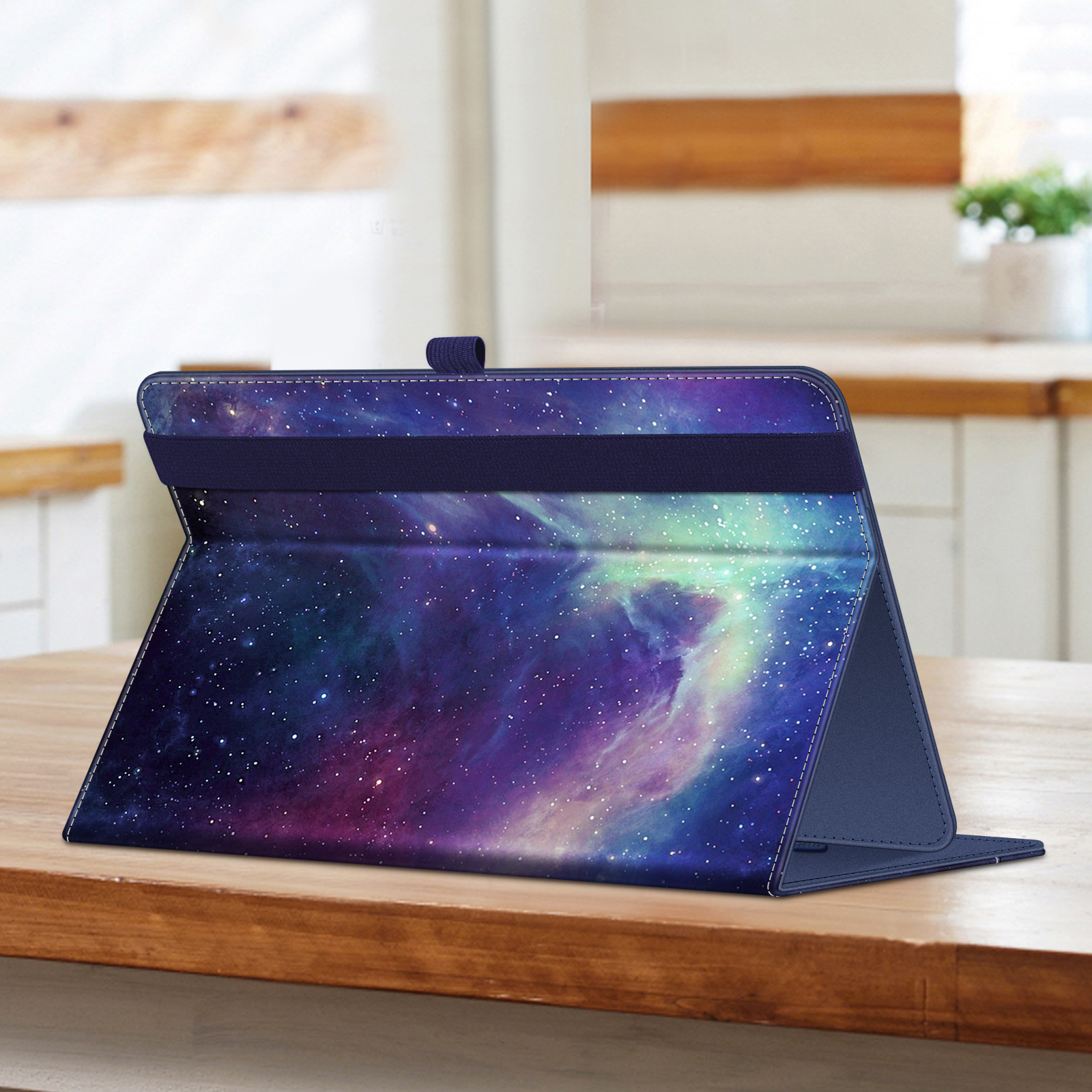Tablethülle mit Galaxiedesign, geöffnet und auf einem Tisch aufgestellt.