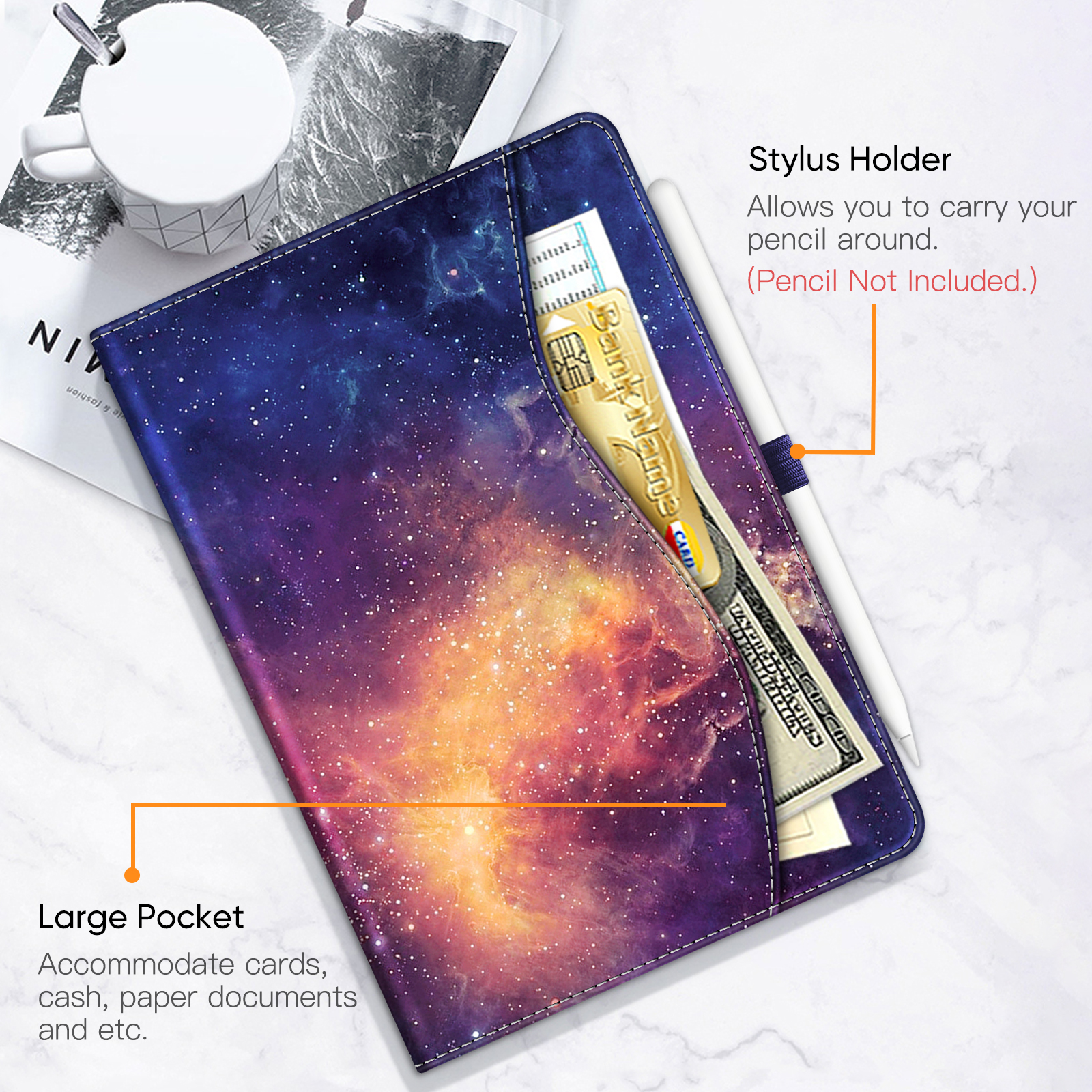 Eine Tablet-Hülle im Galaxie-Design mit einer Tasche, in der sich ein Geldschein und eine Karte befinden, sowie einem Stift.