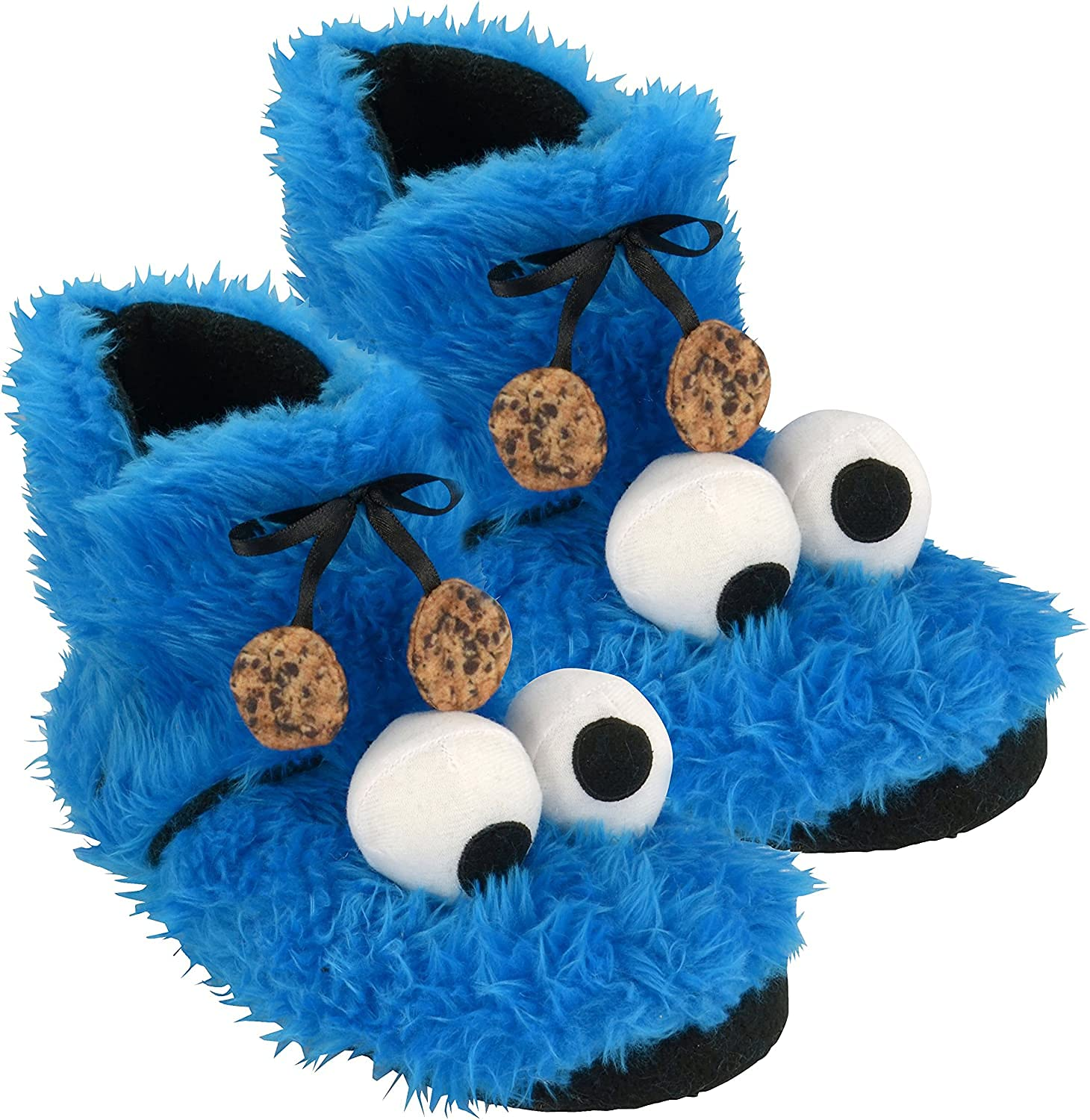Paar blaue Cookie Monster Hausschuhe mit Augen und Keksen.