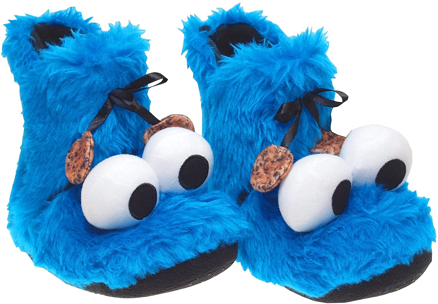 Paar blaue Krümelmonster-Hausschuhe. Jeder hat große Augen und einen Keks.