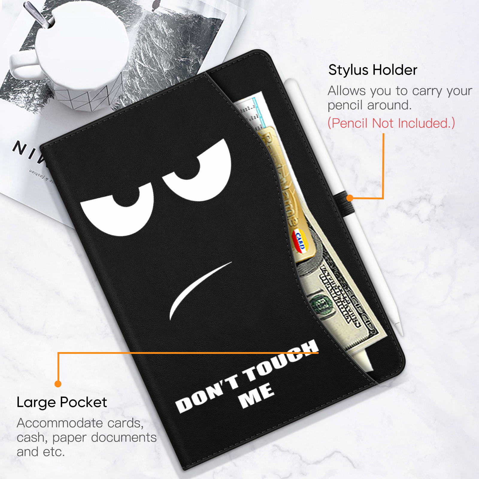 Eine schwarze Tablet-Hülle mit einem Gesichtsdesign mit der Aufschrift 'DON'T TOUCH ME', einer Tasche mit einem Dollarschein und einem Stift.