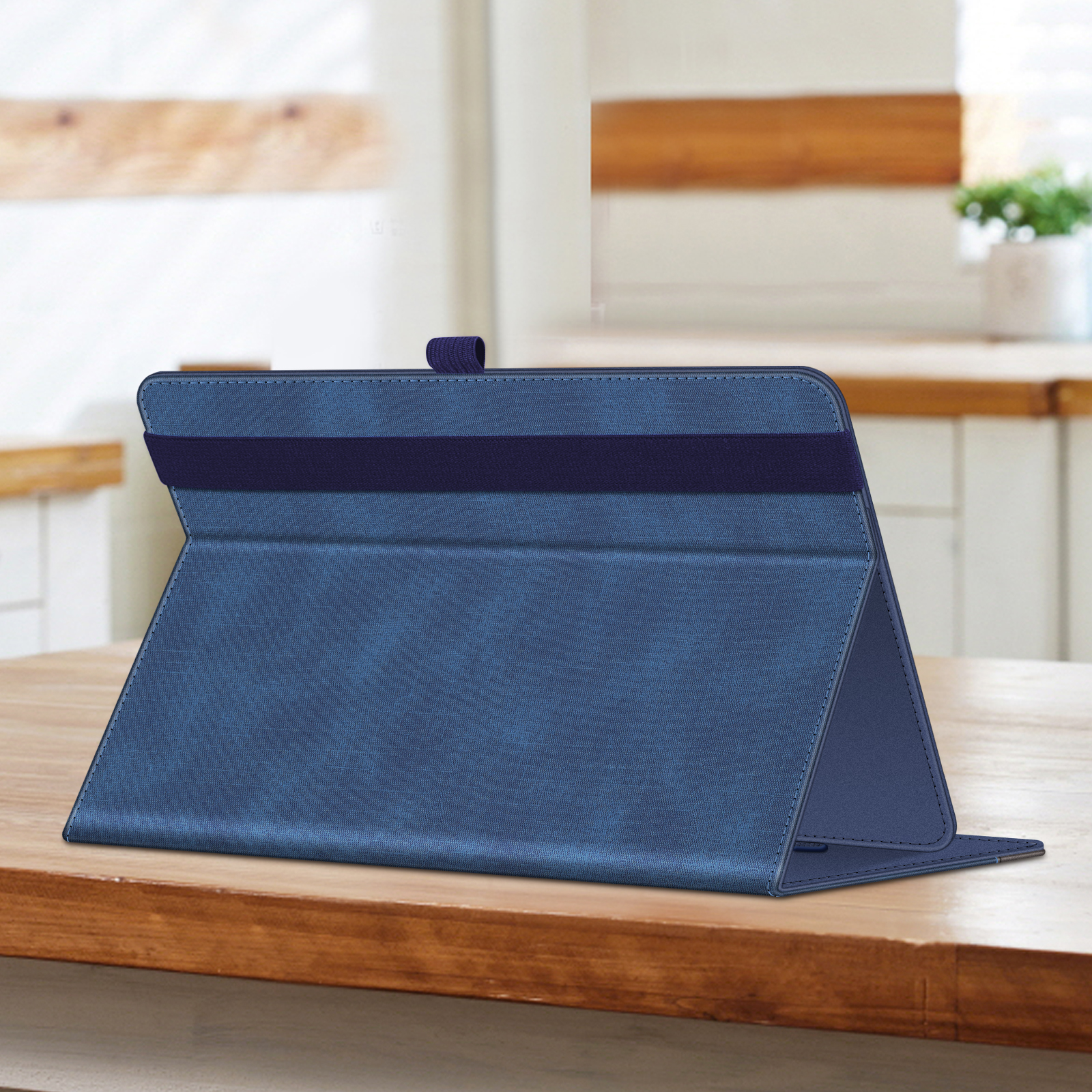 Blaue Tablet-Hülle als Ständer auf einem Holztisch in einer Küchenumgebung.
