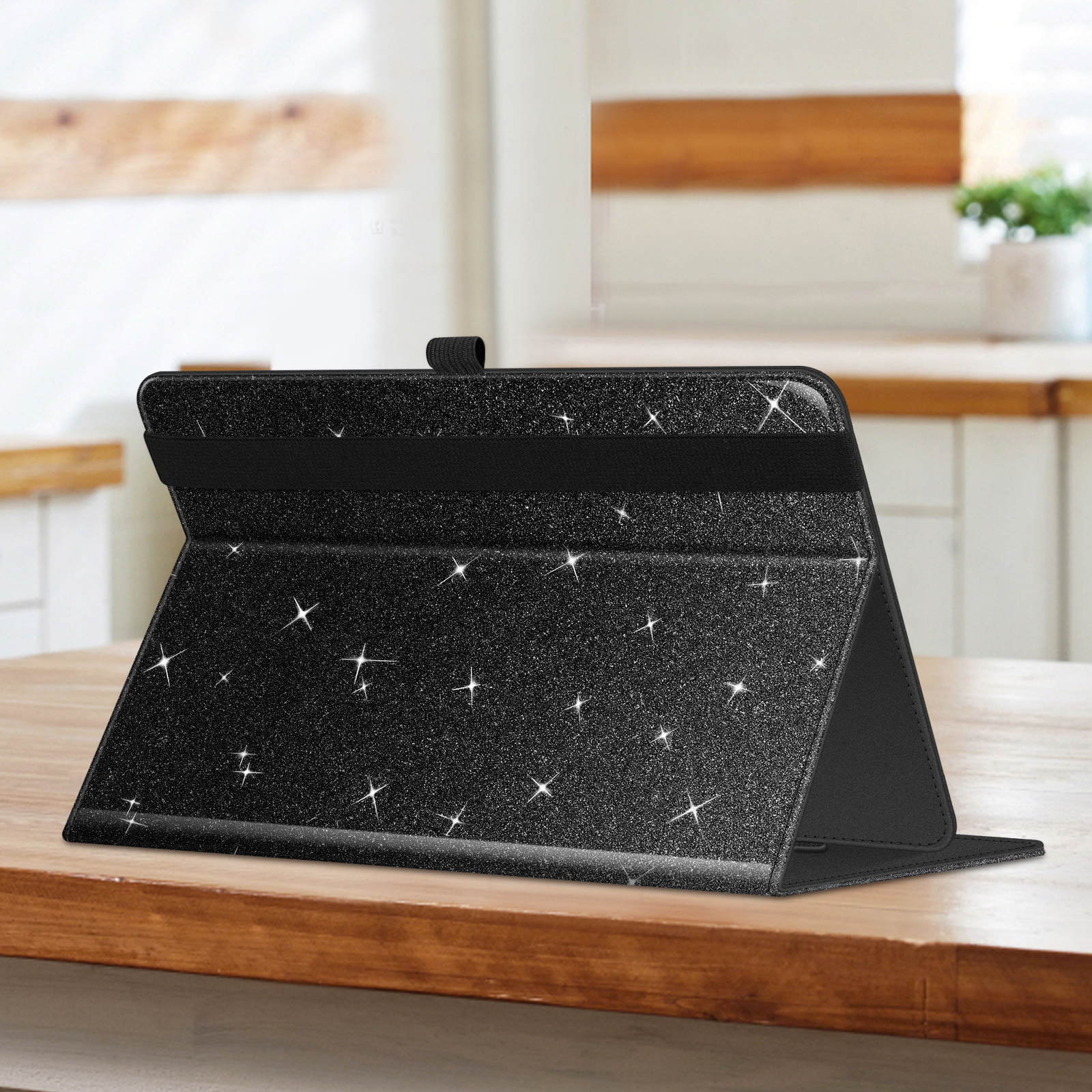 Schwarze glitzernde Tablet-Hülle, die auf einer Holzoberfläche in einem Raum steht.
