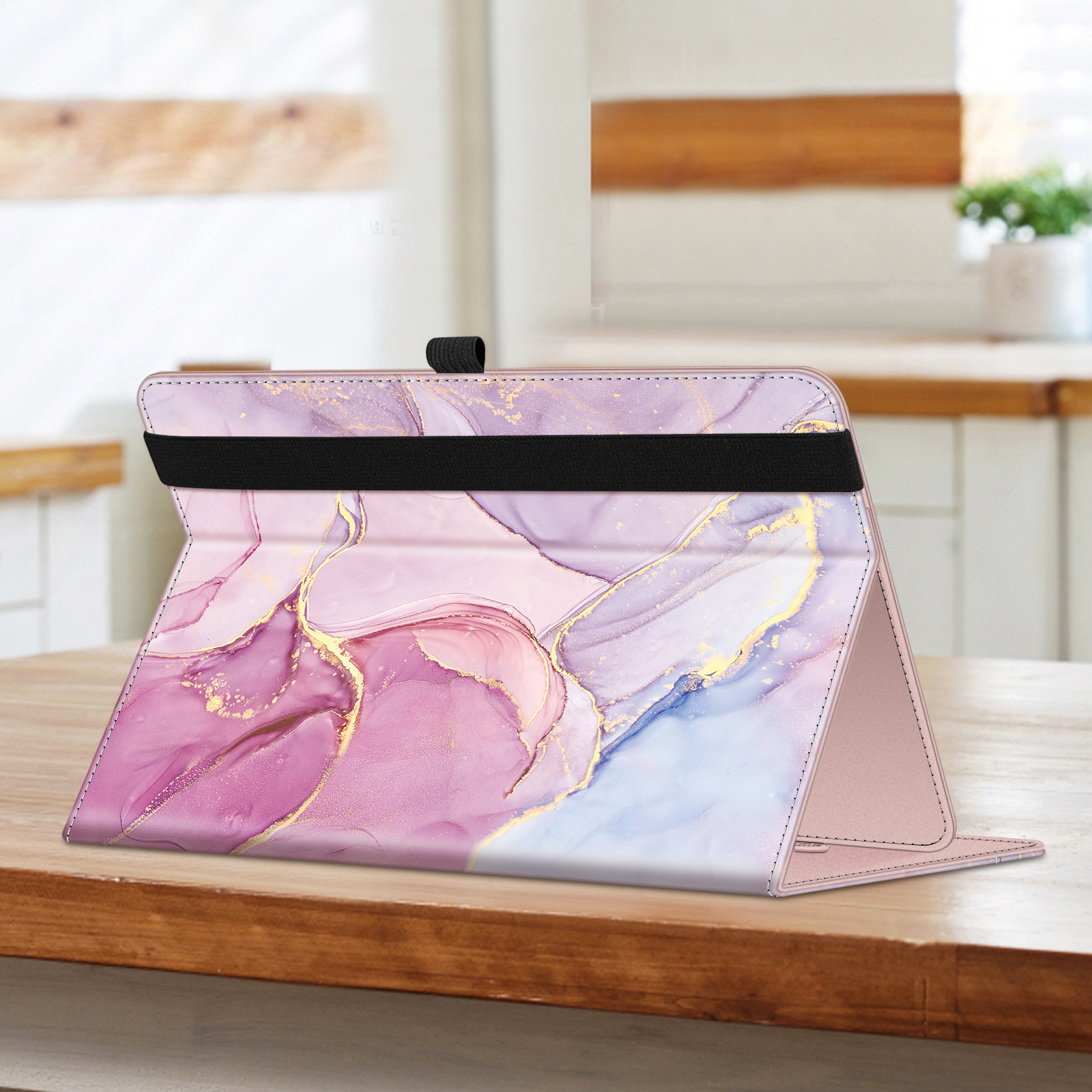 Eine Tablet-Hülle auf einem Holztisch, offen und zu einem Ständer gefaltet, mit Marmor-Design.