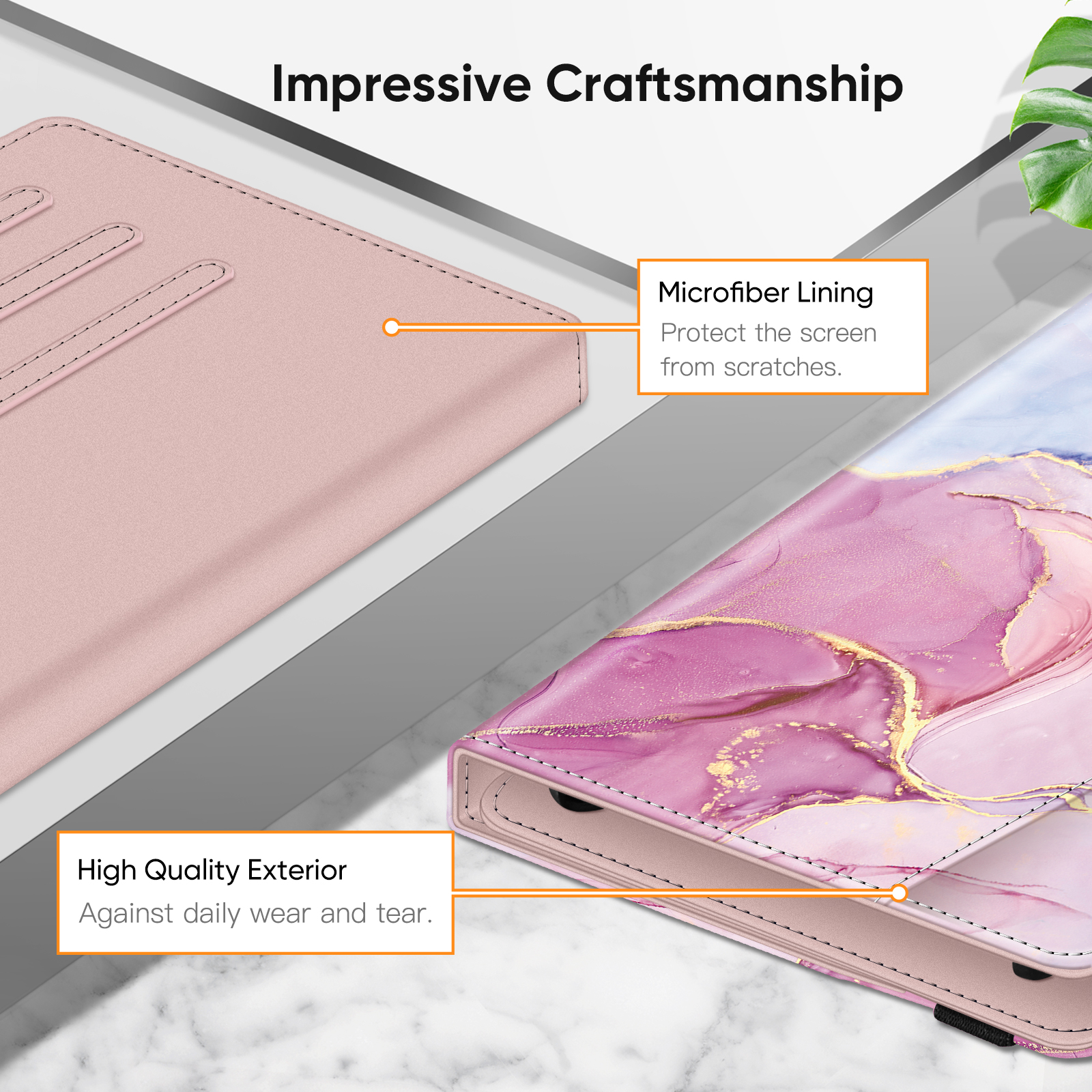 Nahaufnahme einer rosa Tablet-Hülle mit Marmor-Design, die das Mikrofaserfutter und die Außenseite hervorhebt.