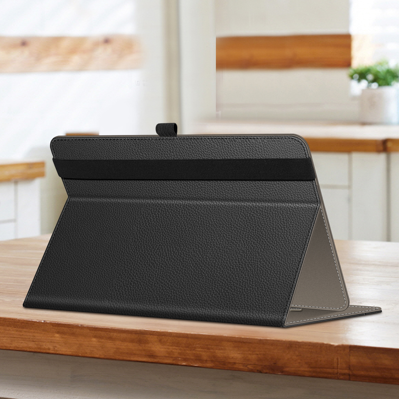 Eine schwarze Tablet-Hülle steht auf einem Holztisch. Die Hülle besteht aus schwarzem, strukturiertem Material.