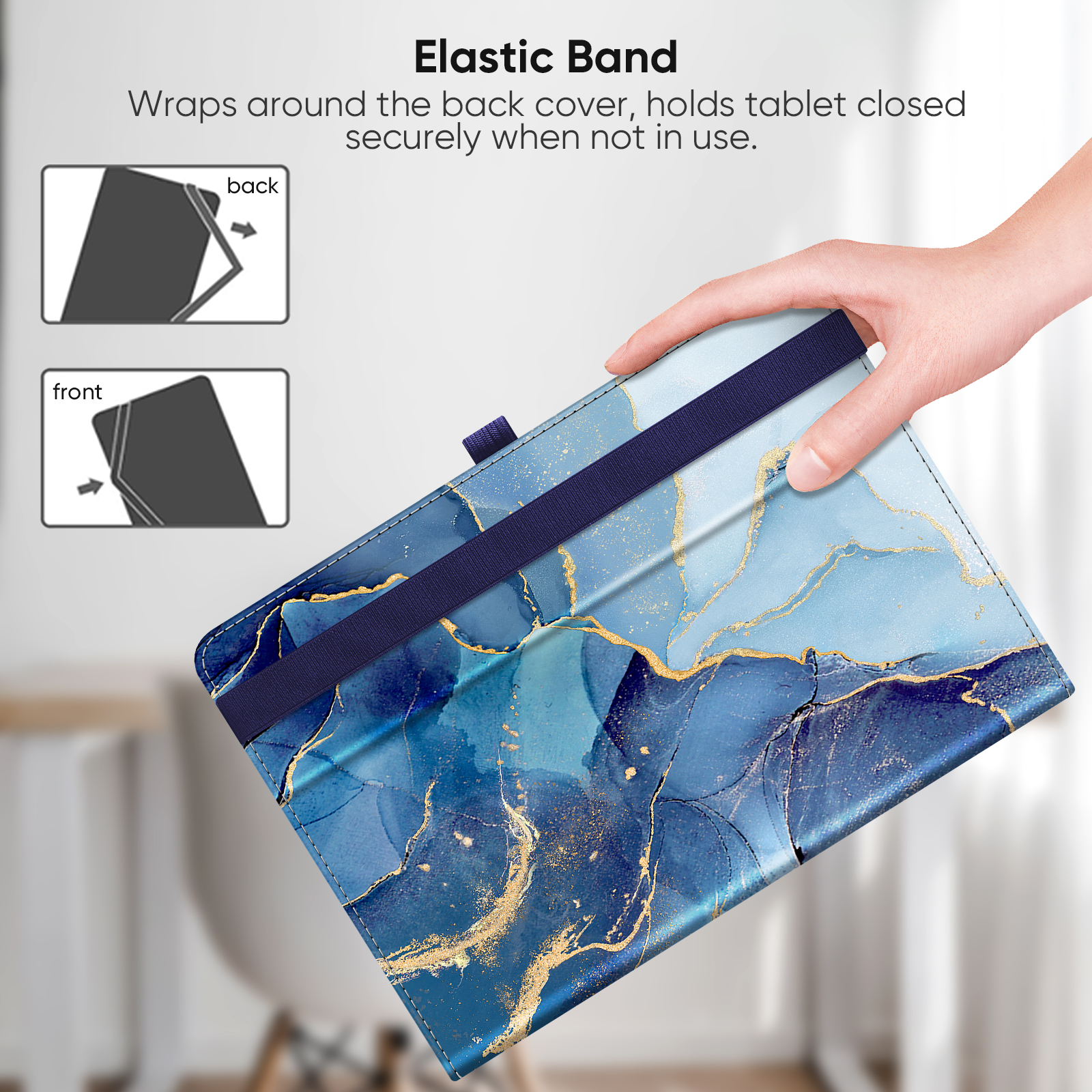 Eine Hand, die eine Tablethülle mit blauem und goldenem Marmordesign hält. Die Hülle hat ein Gummiband.