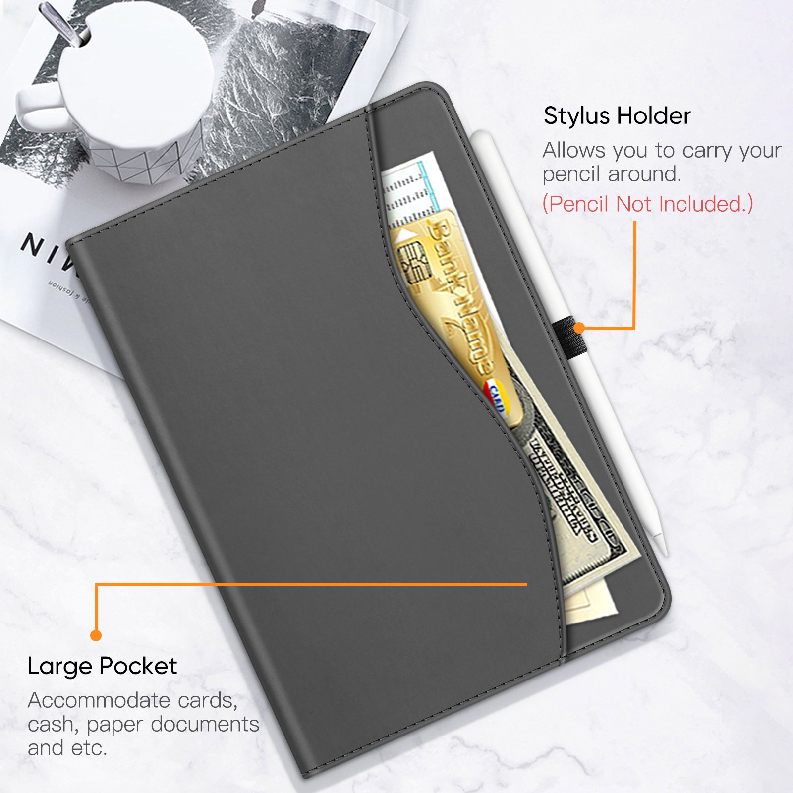 Eine graue Tablet-Hülle ist offen, mit Karten und Bargeld in einer Tasche. Ein Stift liegt neben dem Inhalt.