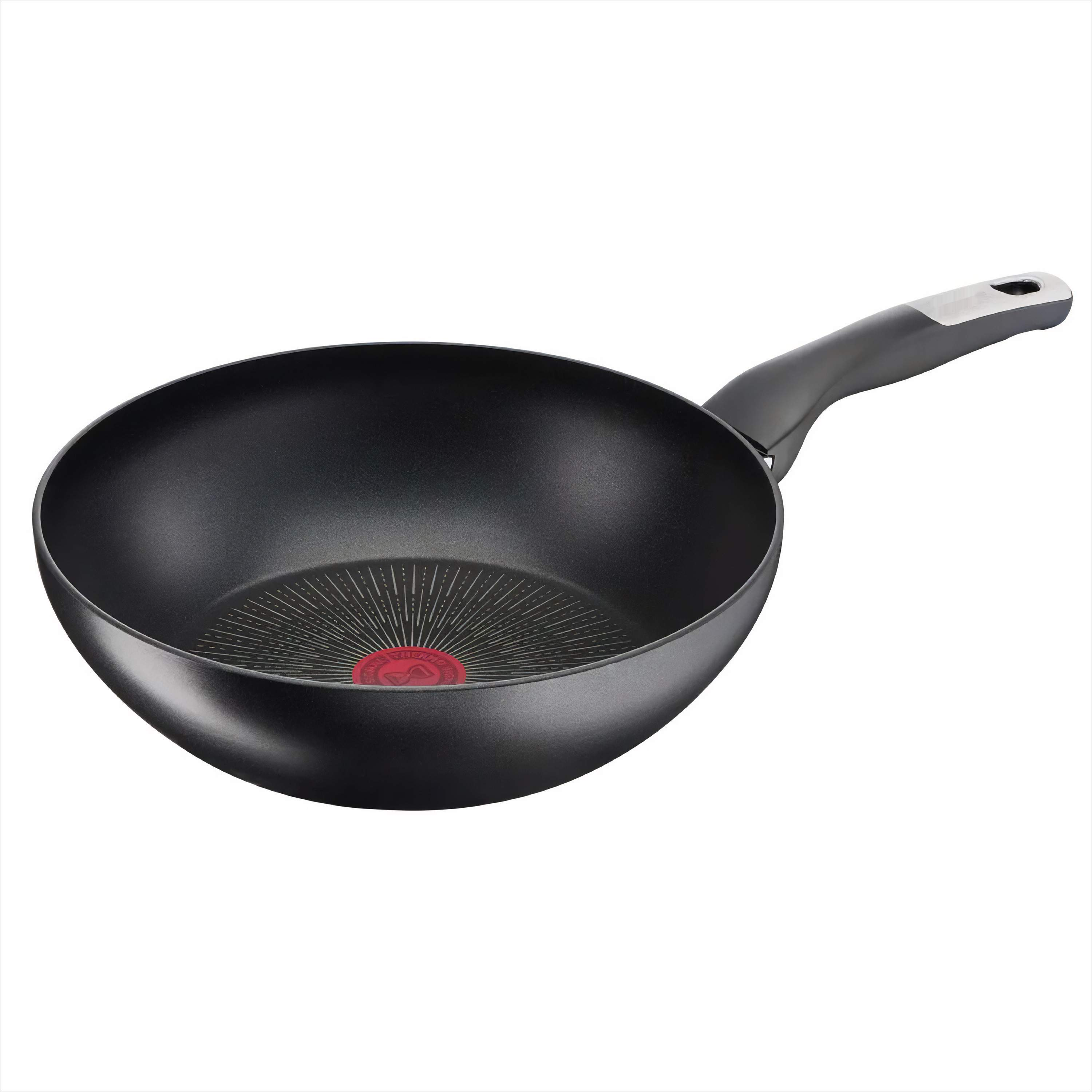 Eine schwarze Wok-Pfanne mit langem Griff steht auf einer weißen Oberfläche. Es ist eine Draufsicht, die die Kochfläche der Pfanne zeigt.