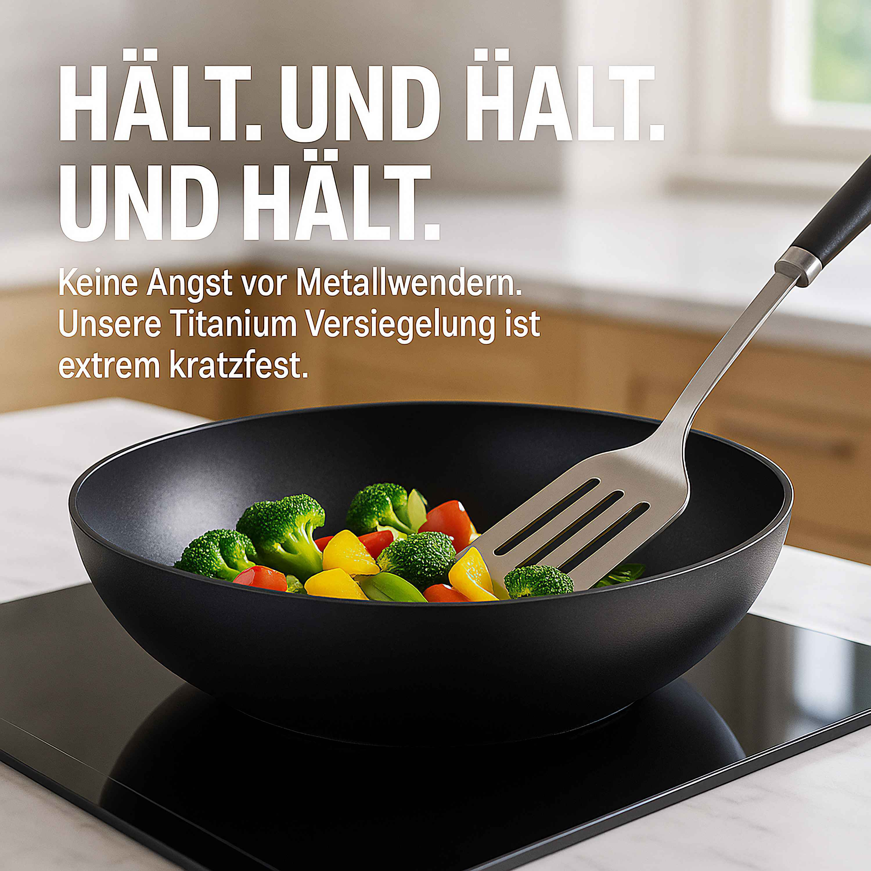 Pfanne mit Gemüse und Spatel. Text auf Deutsch.