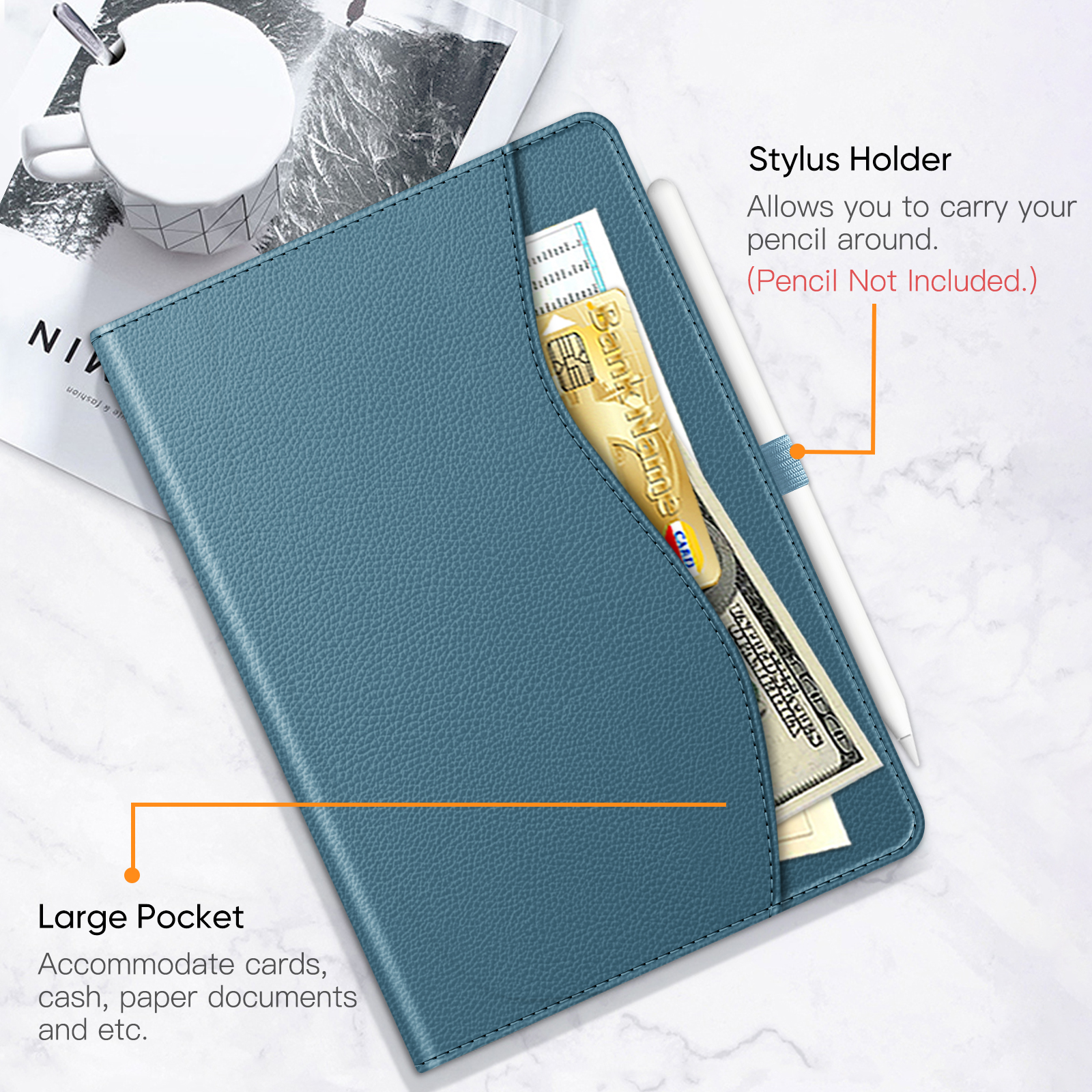 Eine blaue Tablet-Hülle mit einer großen Tasche für Karten und Bargeld, neben einem Stift und einer Zeitschrift auf Marmor.