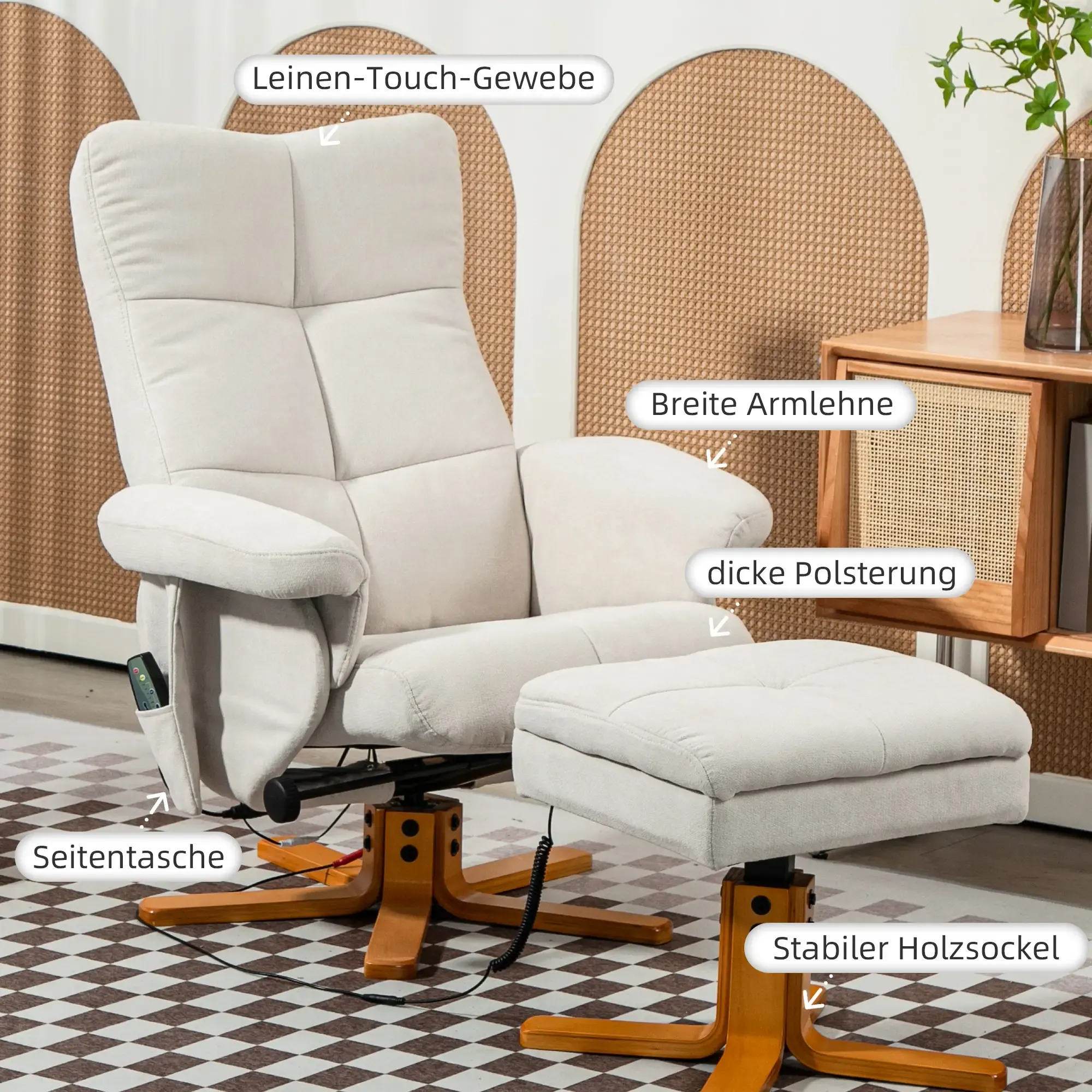 Ein Relaxsessel und Hocker in hellem Cremeton. Der Stuhl hat eine Seitentasche und ein Holzgestell.