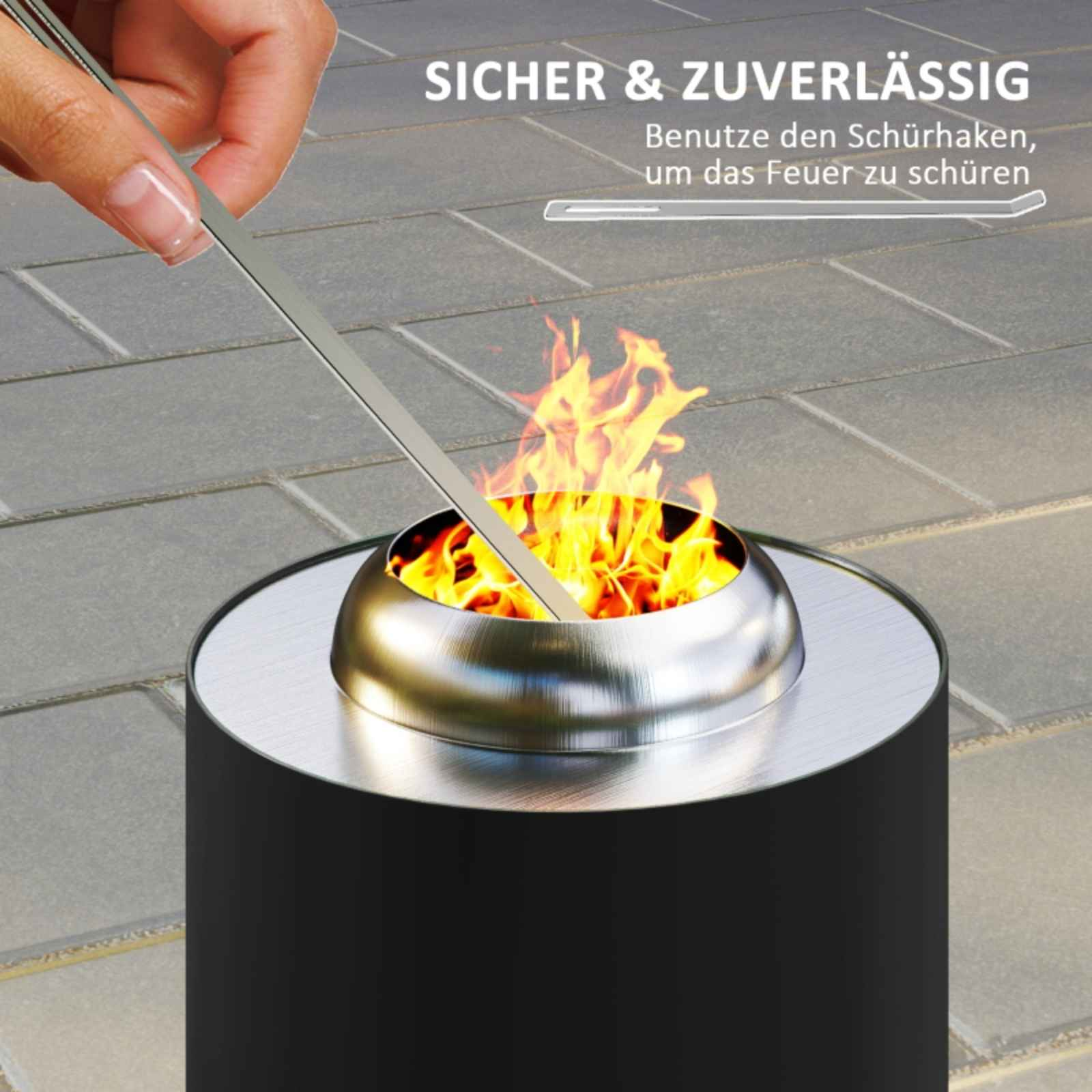 Eine Hand, die mit einem Werkzeug Flammen in einer kleinen Feuerstelle umrührt. Betonpflaster im Hintergrund.