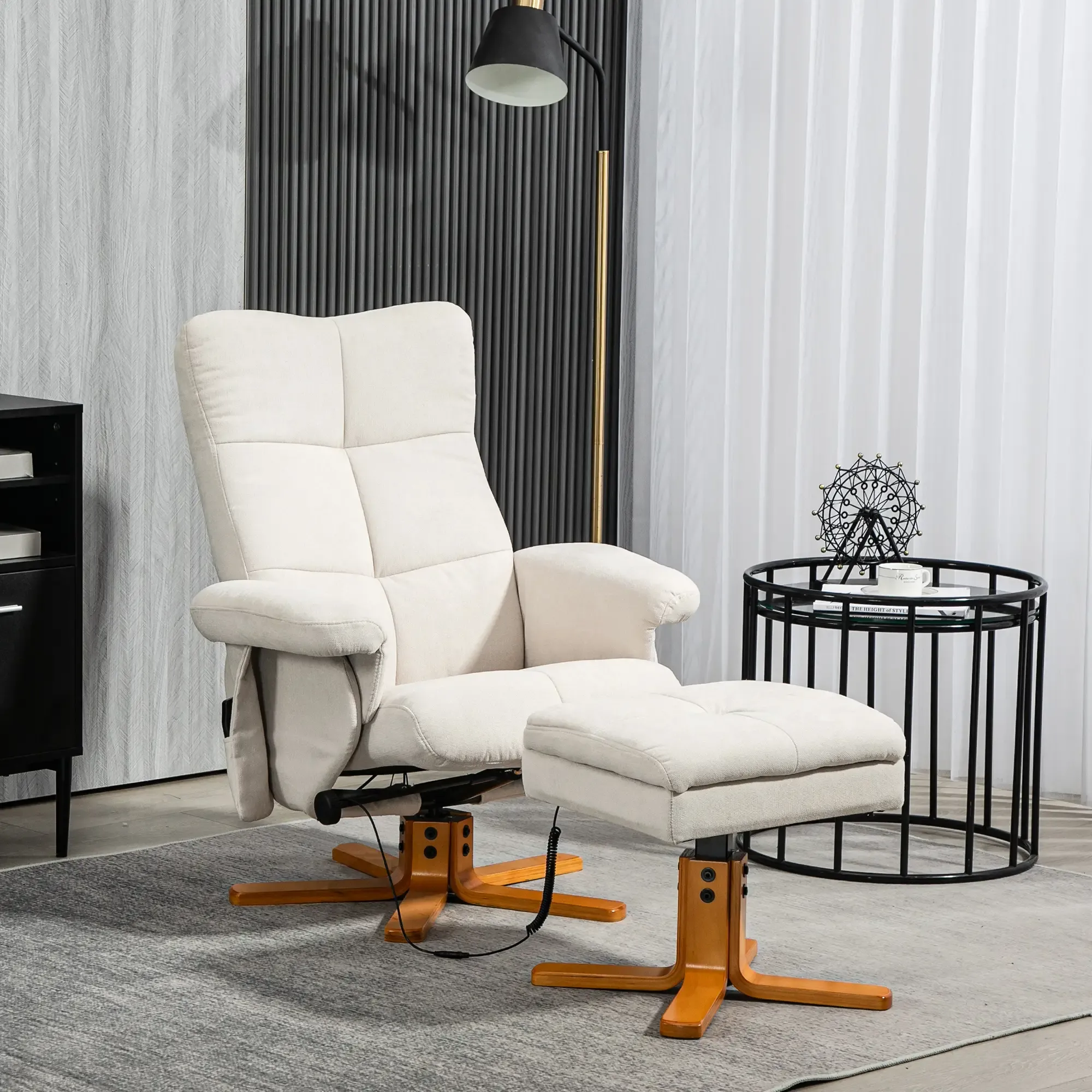 Cremefarbener Relaxsessel mit Ottomane, Holzsockel und schwarzer Stehlampe.