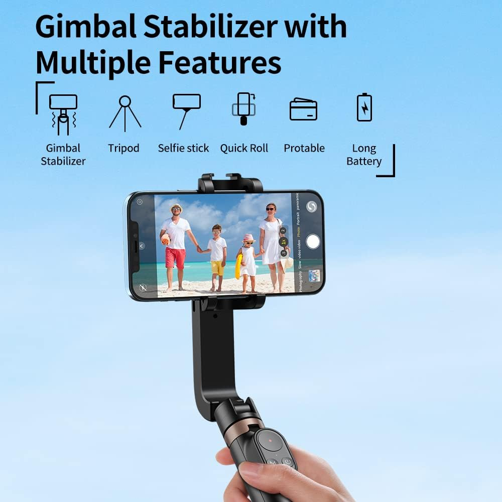 Schwarzer Gimbal-Stabilisator, der ein Smartphone mit Familienfoto auf dem Bildschirm hält.